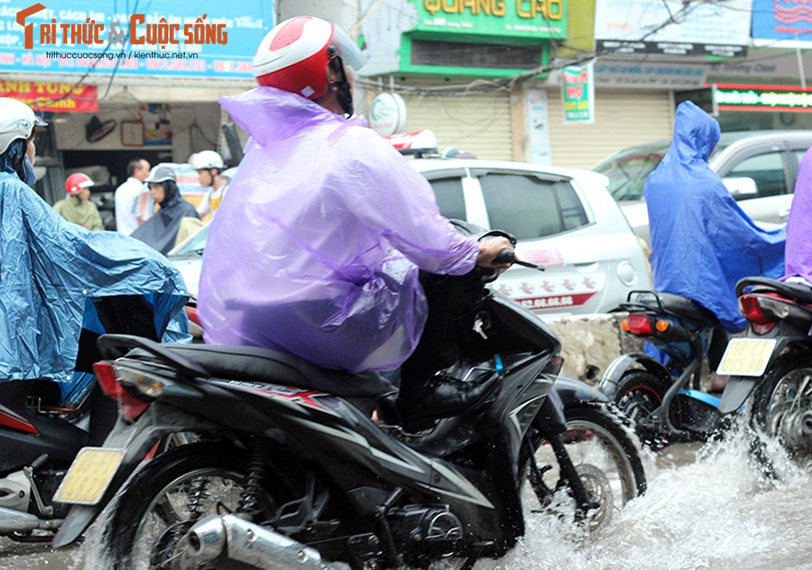 Anh: Mua cuc lon khien duong pho Ha Noi bien thanh song-Hinh-6