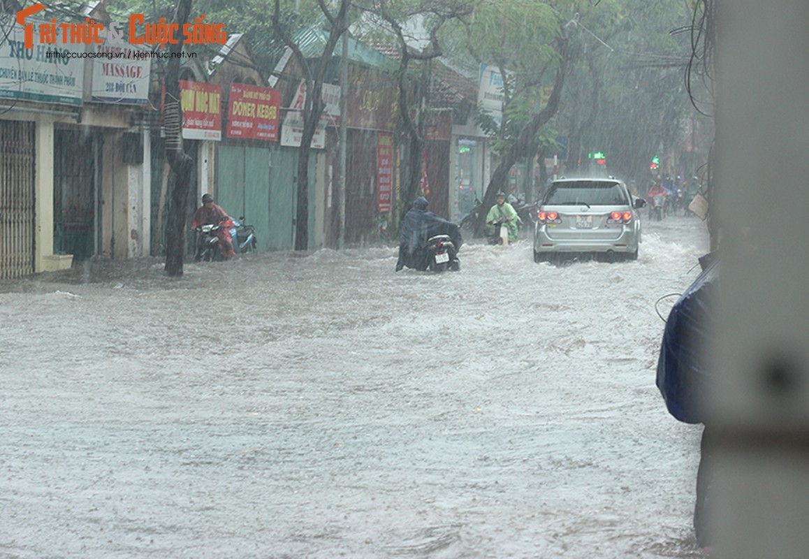 Anh: Quan xa dong cua, nuoc mua chay ngap nha dan o Ha Noi-Hinh-12