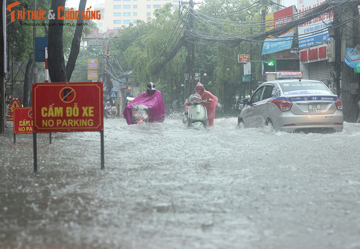 Anh: Quan xa dong cua, nuoc mua chay ngap nha dan o Ha Noi-Hinh-13