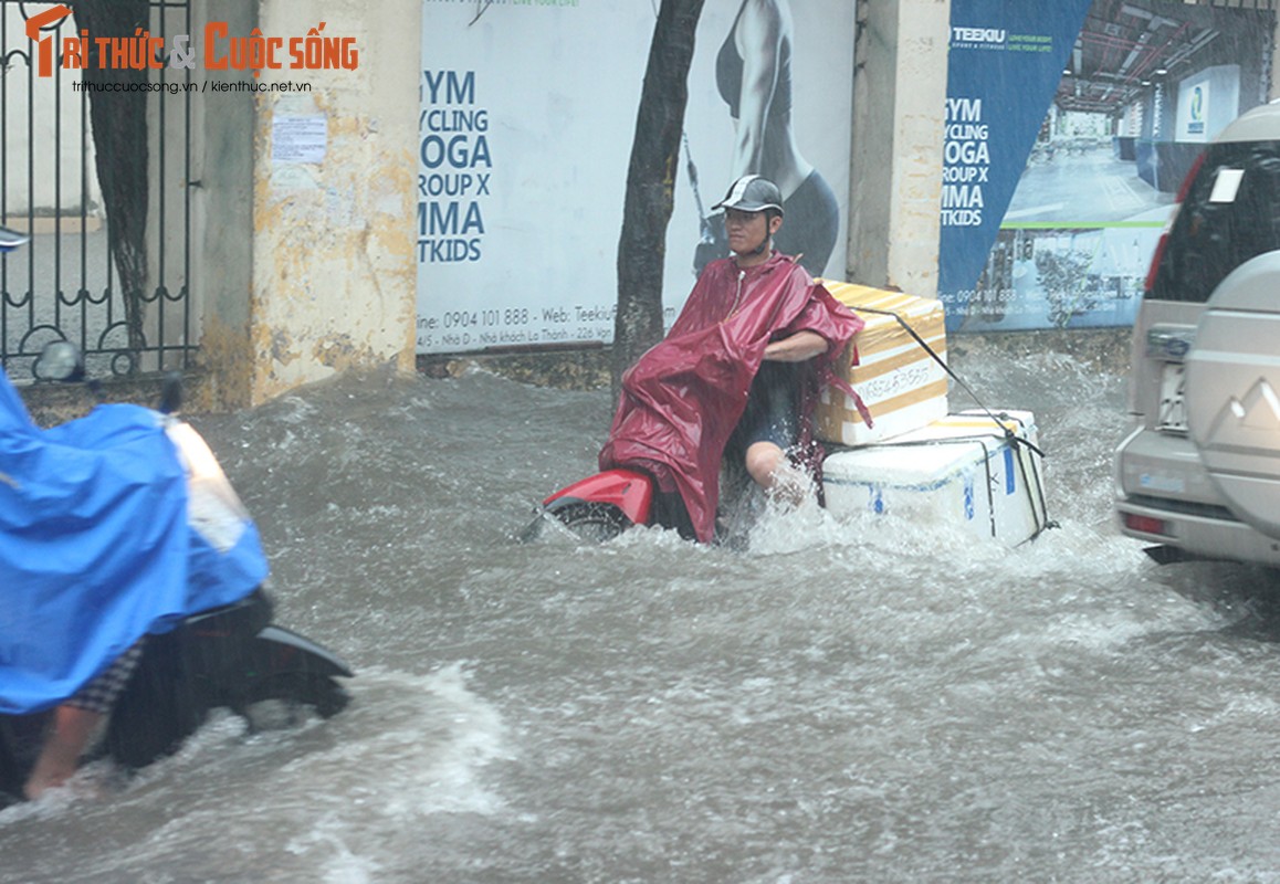 Anh: Quan xa dong cua, nuoc mua chay ngap nha dan o Ha Noi-Hinh-16