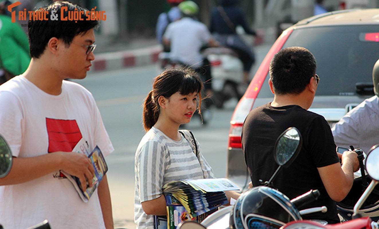 Nang nong nghet tho, “doi quan” to roi bua vay phu huynh va thi sinh-Hinh-3