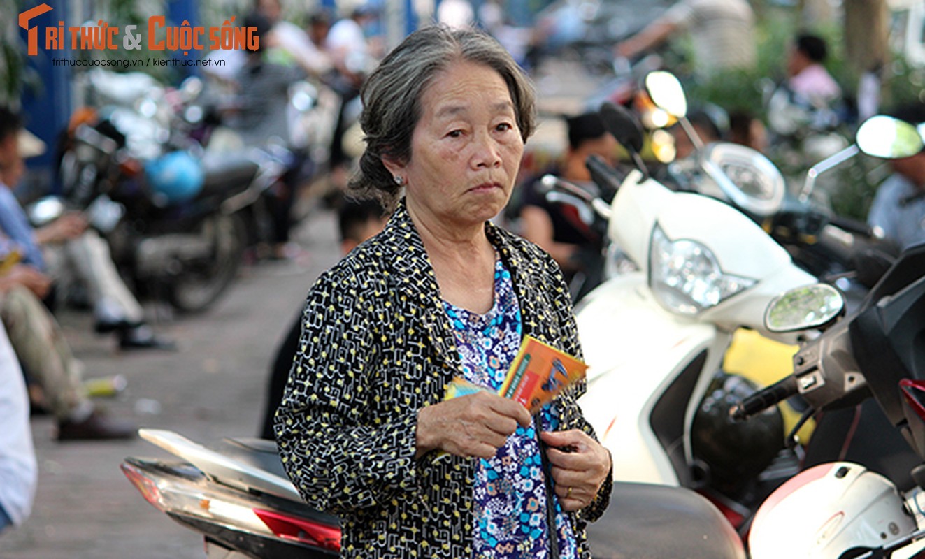 Nang nong nghet tho, “doi quan” to roi bua vay phu huynh va thi sinh-Hinh-9