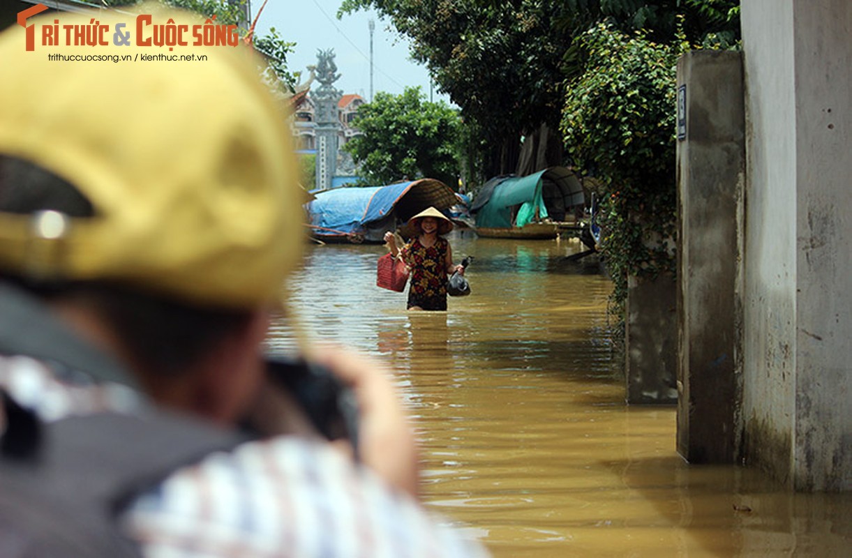 Ha Noi ngap lut: Sang 23/7, nha cua van chim trong bien nuoc-Hinh-11