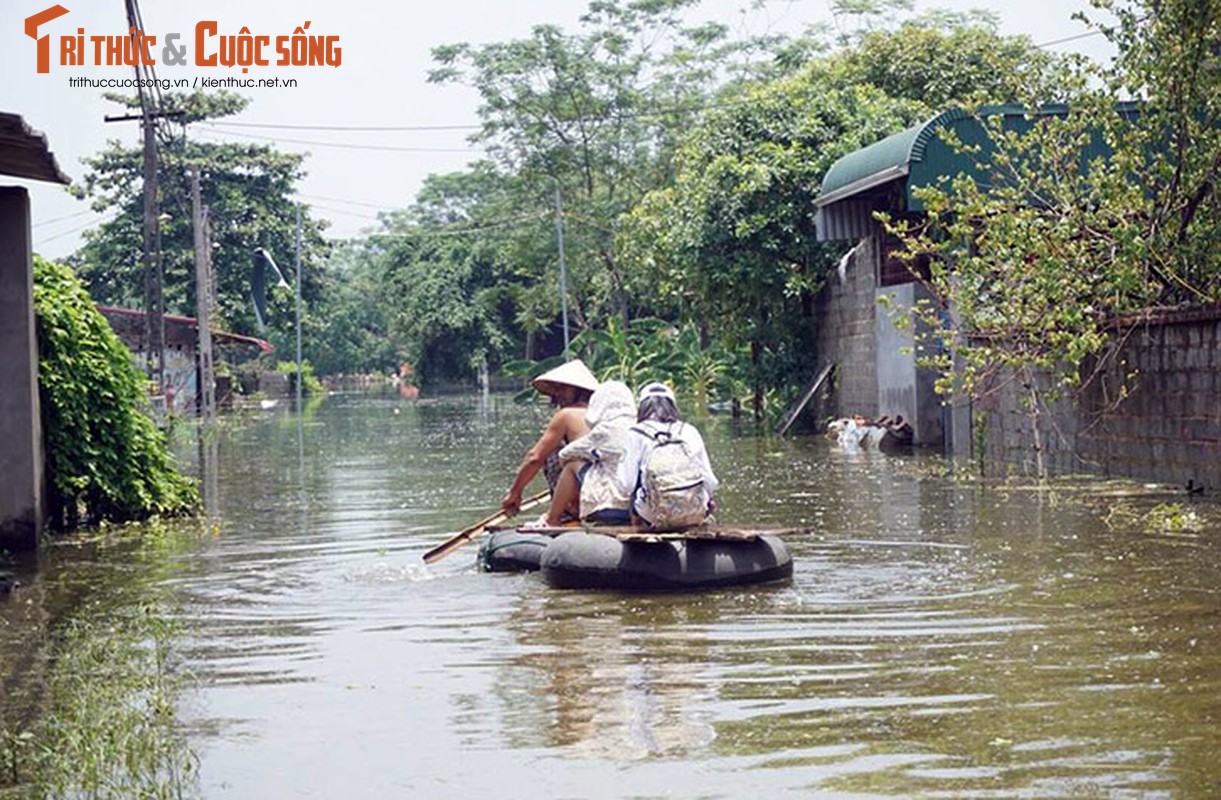 Ngap lut o Chuong My: Nuoc rut manh, van dan qua con nguy cap-Hinh-11