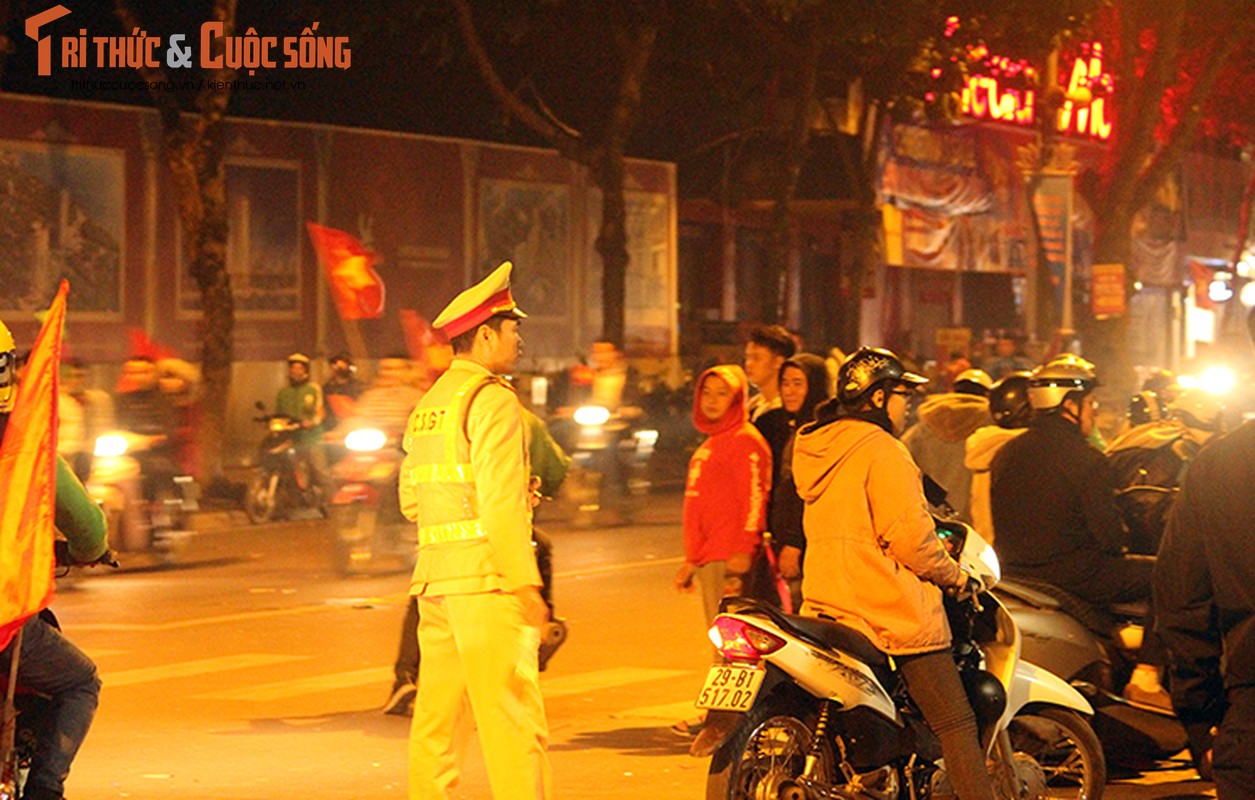 Nhieu co dong vien an mung qua khich sau khi tuyen Viet Nam vo dich AFF Cup-Hinh-13