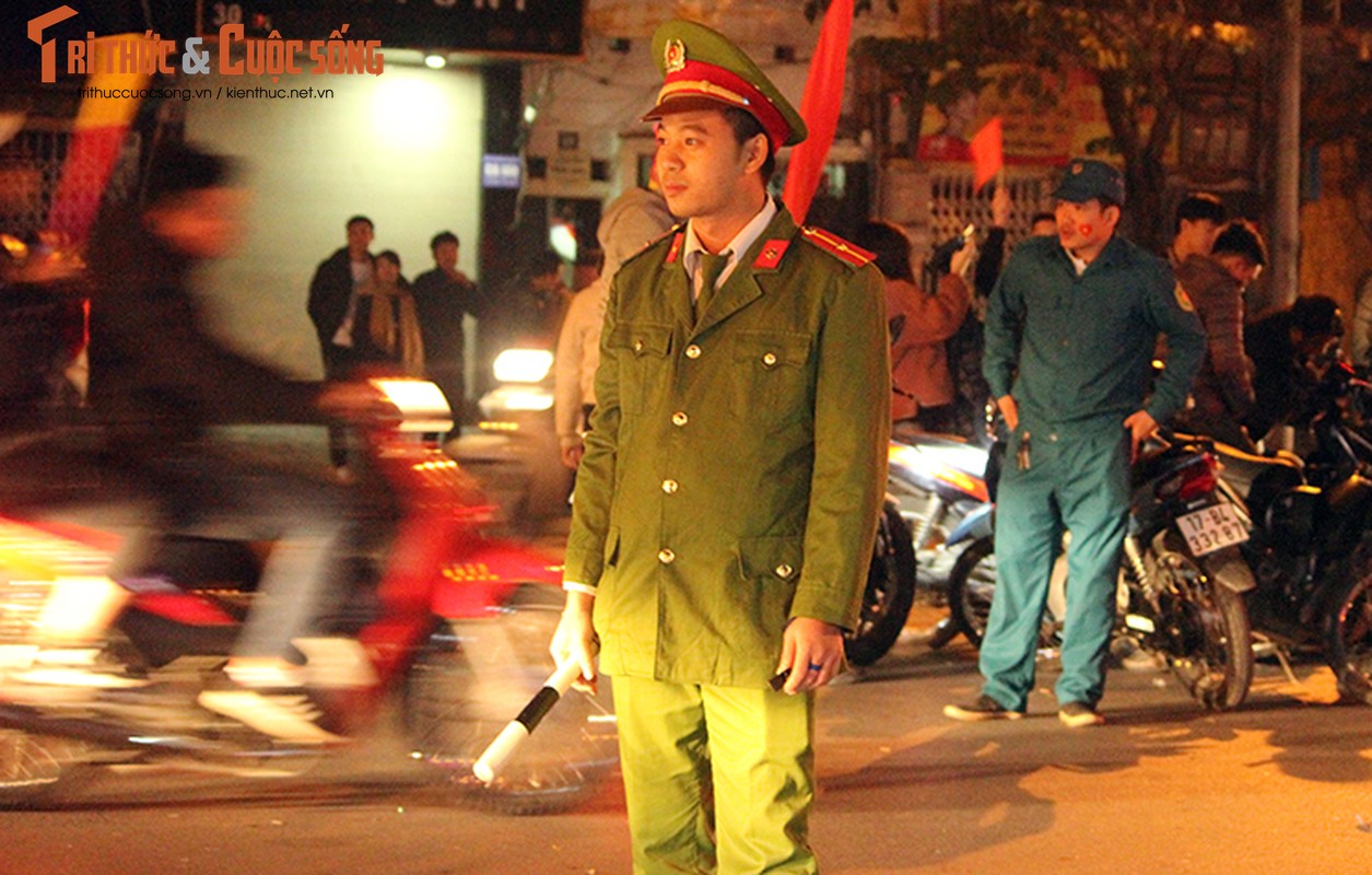 Nhieu co dong vien an mung qua khich sau khi tuyen Viet Nam vo dich AFF Cup-Hinh-15