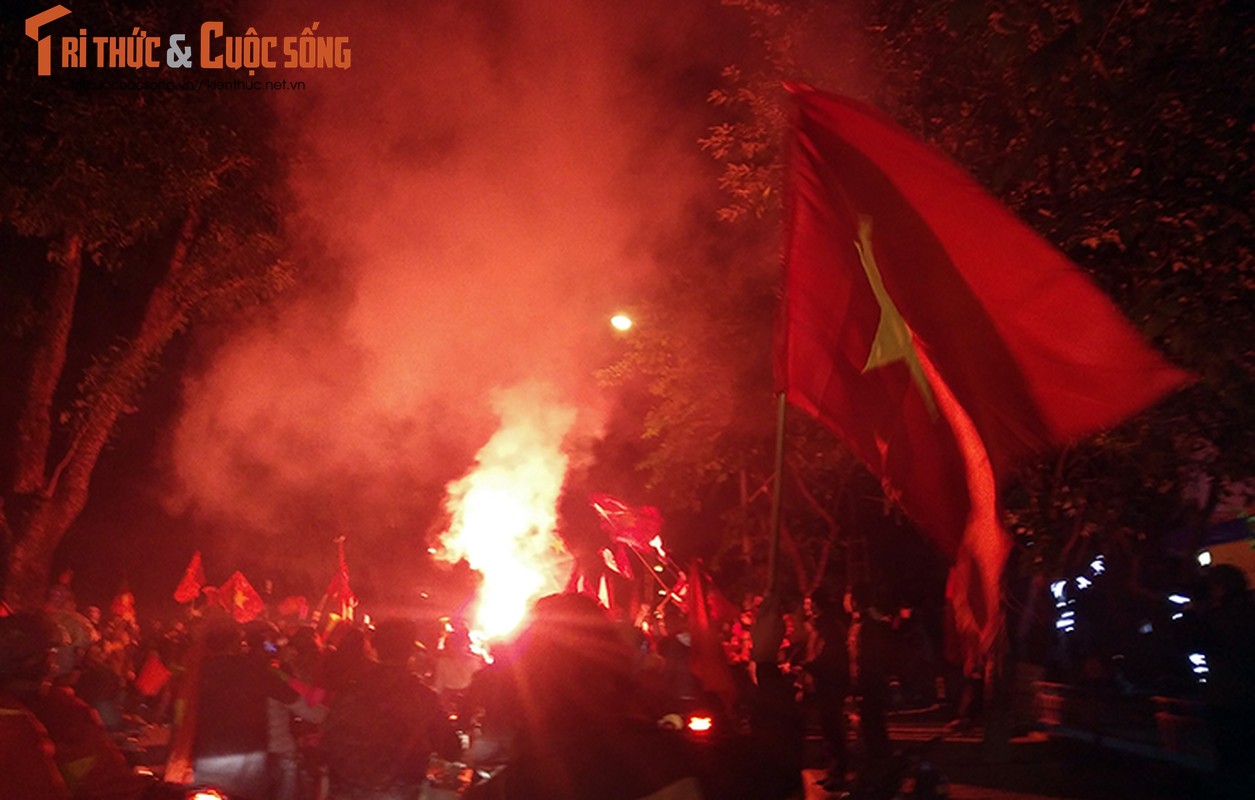 Nhieu co dong vien an mung qua khich sau khi tuyen Viet Nam vo dich AFF Cup-Hinh-2