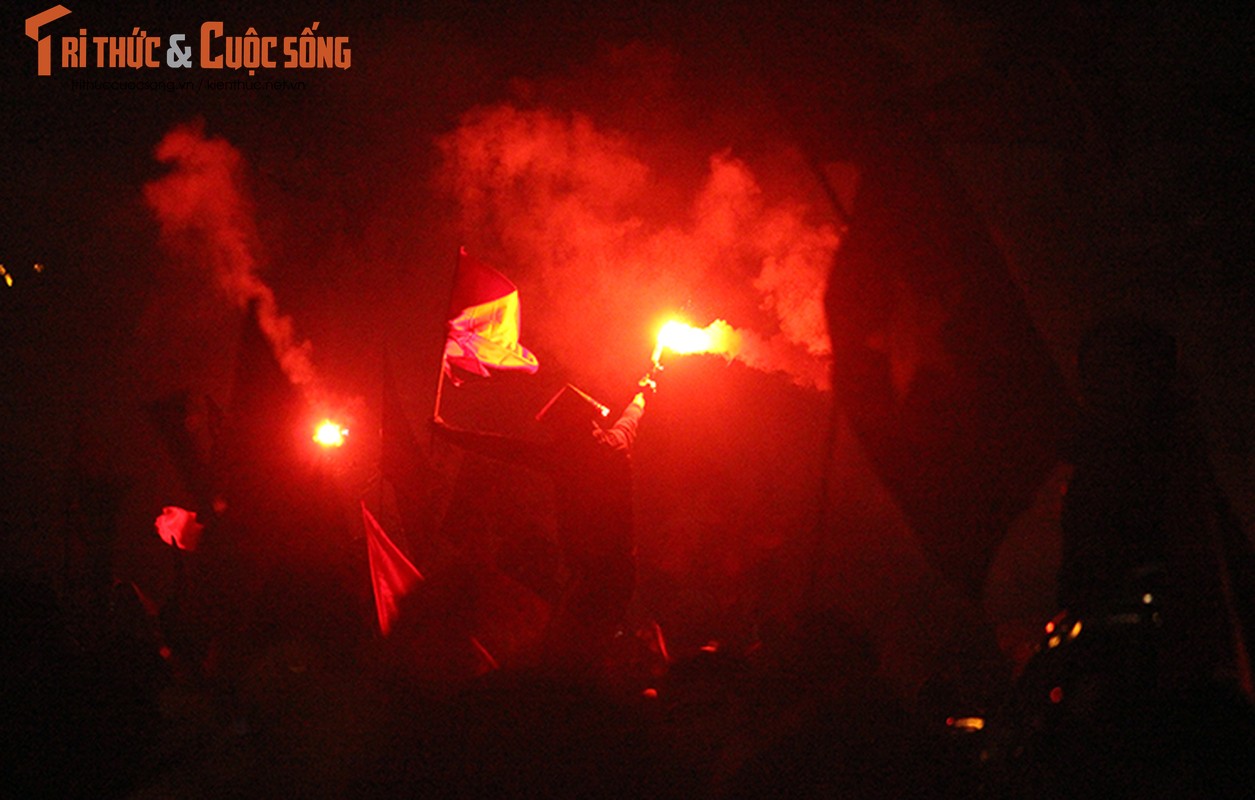 Nhieu co dong vien an mung qua khich sau khi tuyen Viet Nam vo dich AFF Cup-Hinh-3