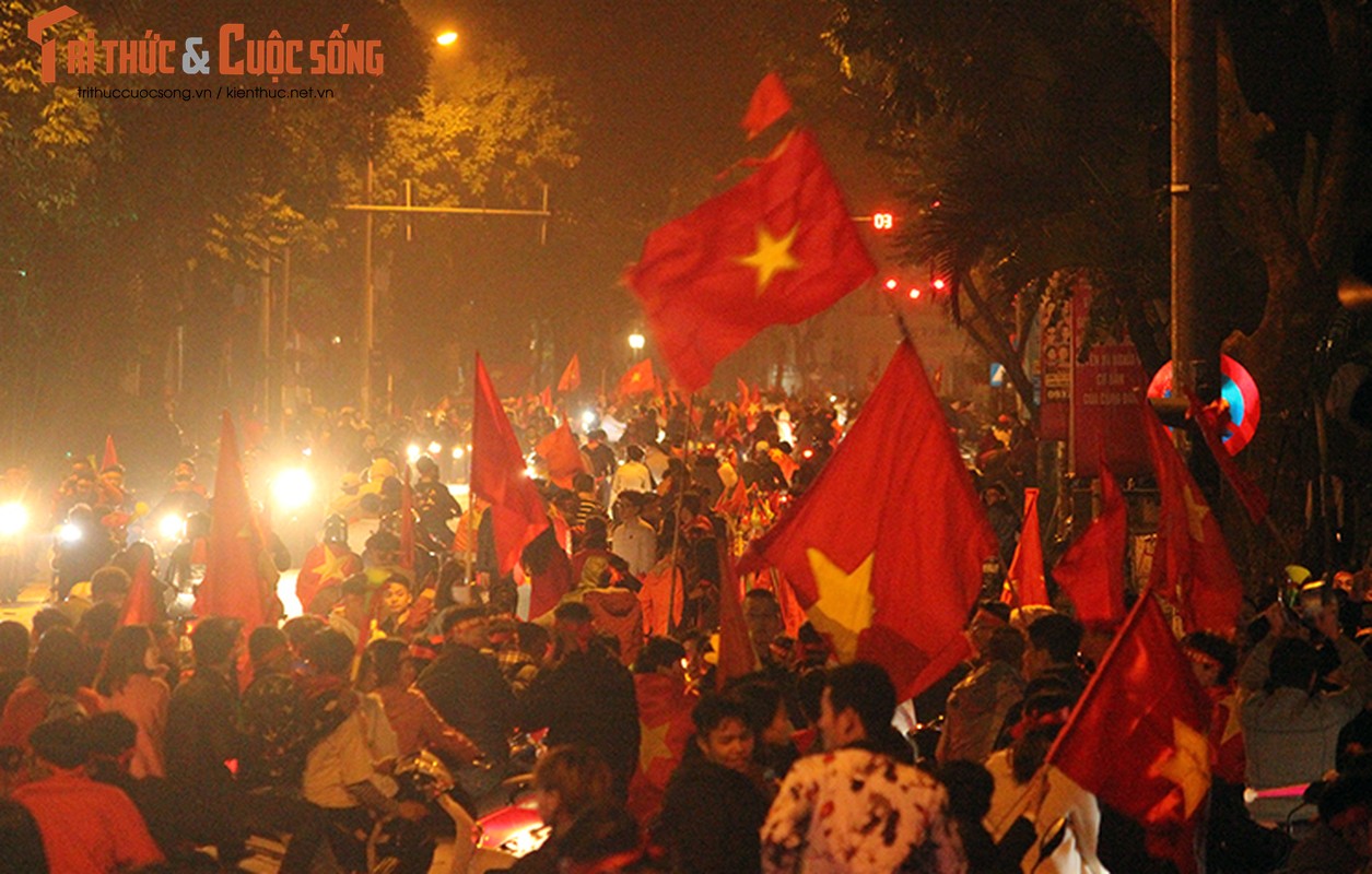 Nhieu co dong vien an mung qua khich sau khi tuyen Viet Nam vo dich AFF Cup