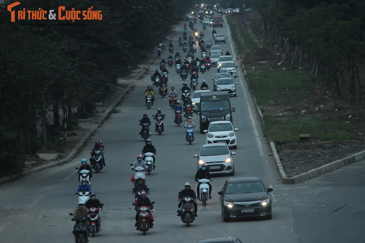 Nguoi dan “tay xach nach mang”, un un ve Thu do sau ky nghi Tet Duong