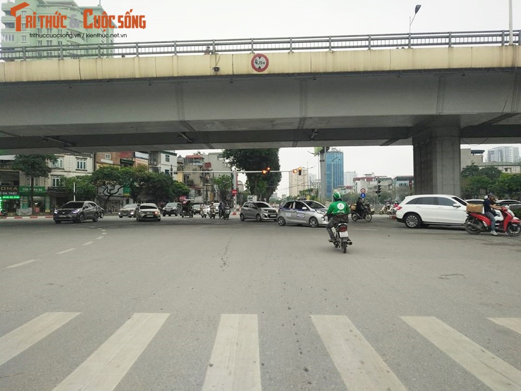 Hinh anh xau xi cua nguoi dan vi pham giao thong o Ha Noi dip nghi Gio To-Hinh-11