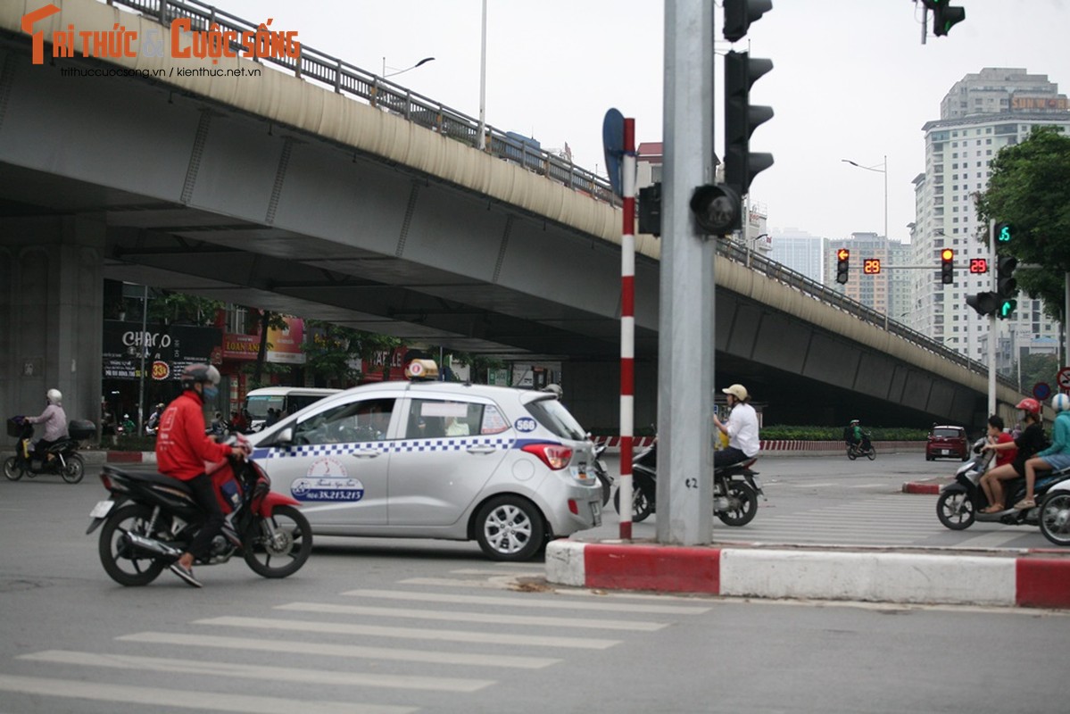 Hinh anh xau xi cua nguoi dan vi pham giao thong o Ha Noi dip nghi Gio To-Hinh-8