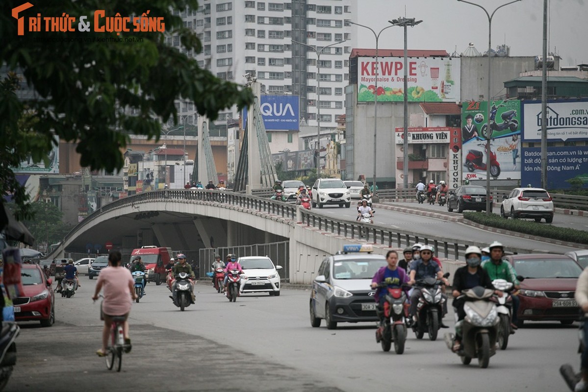 Hinh anh xau xi cua nguoi dan vi pham giao thong o Ha Noi dip nghi Gio To