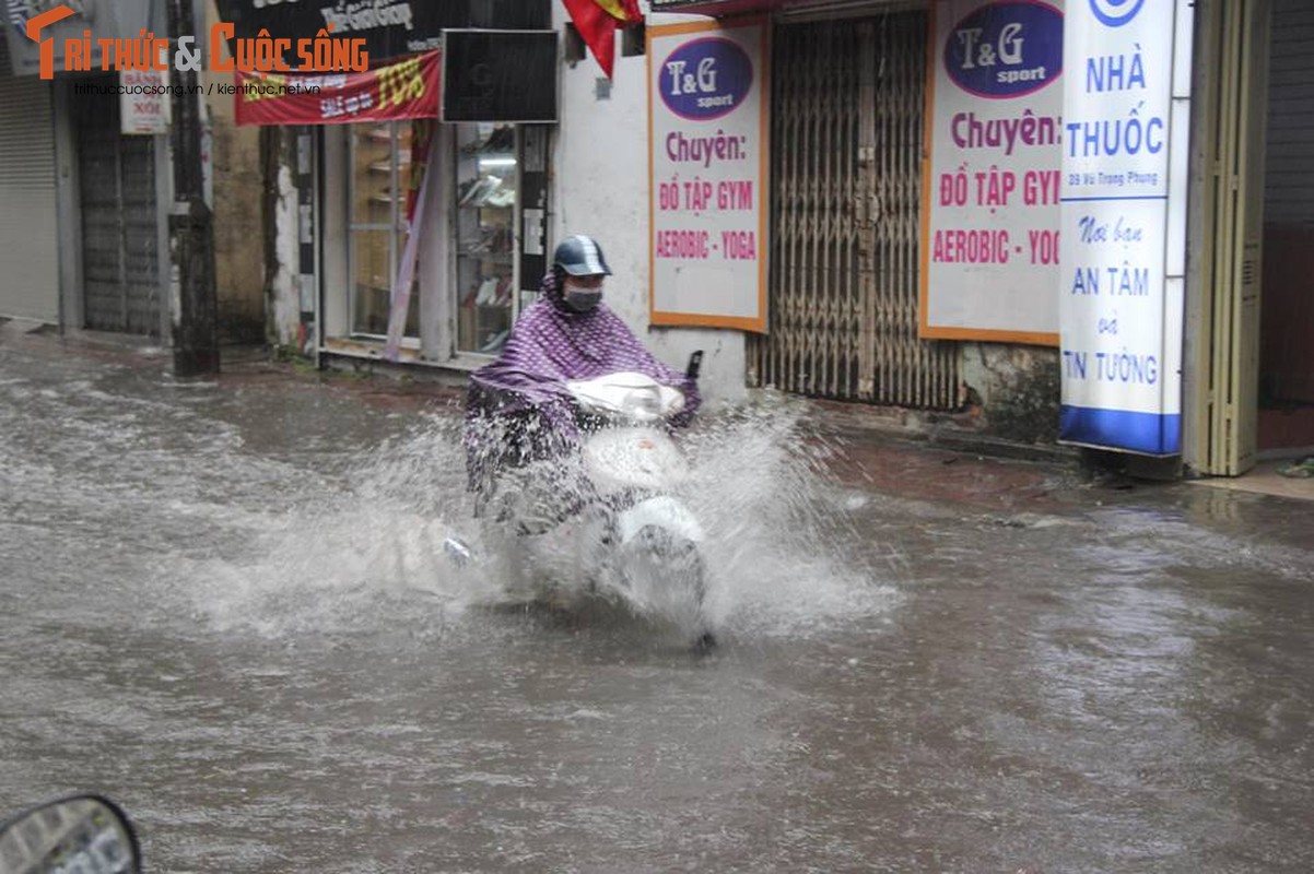 Hinh anh nguoi Ha Noi tiep tuc “boi” trong nuoc dip nghi le 30/4-1/5-Hinh-2