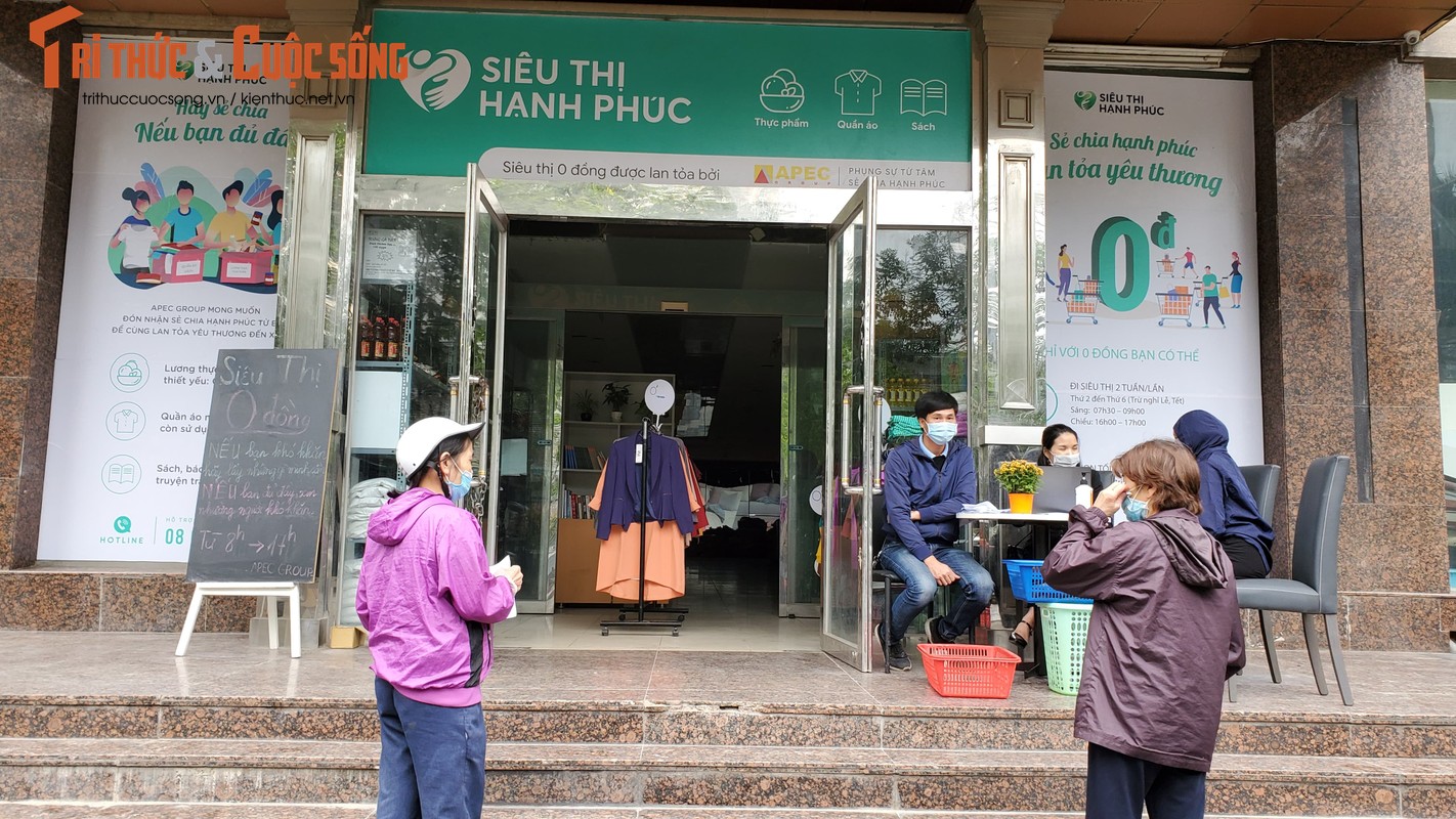 “Sieu thi 0 dong” dau tien o Ha Noi tang nguoi ngheo giua tam bao COVID-19