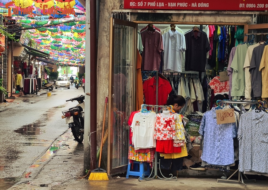 Dich COVID-19: Nhieu cua hang o lang lua Van Phuc dong cua, xa hang-Hinh-12