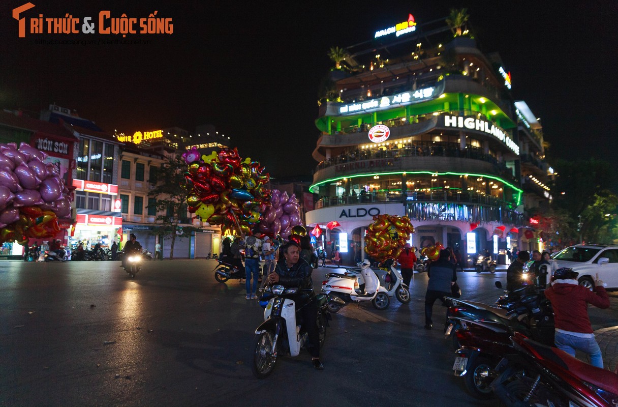 Nguoi dan Ha Noi ron rang ra pho don giao thua khong phao hoa-Hinh-2