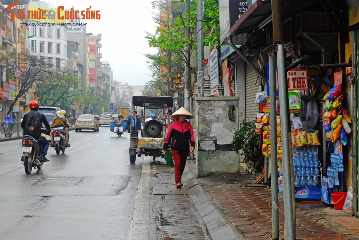 Nguoi di bo lien tuc ne “bom dien” day dac tren via he Ha Noi-Hinh-12