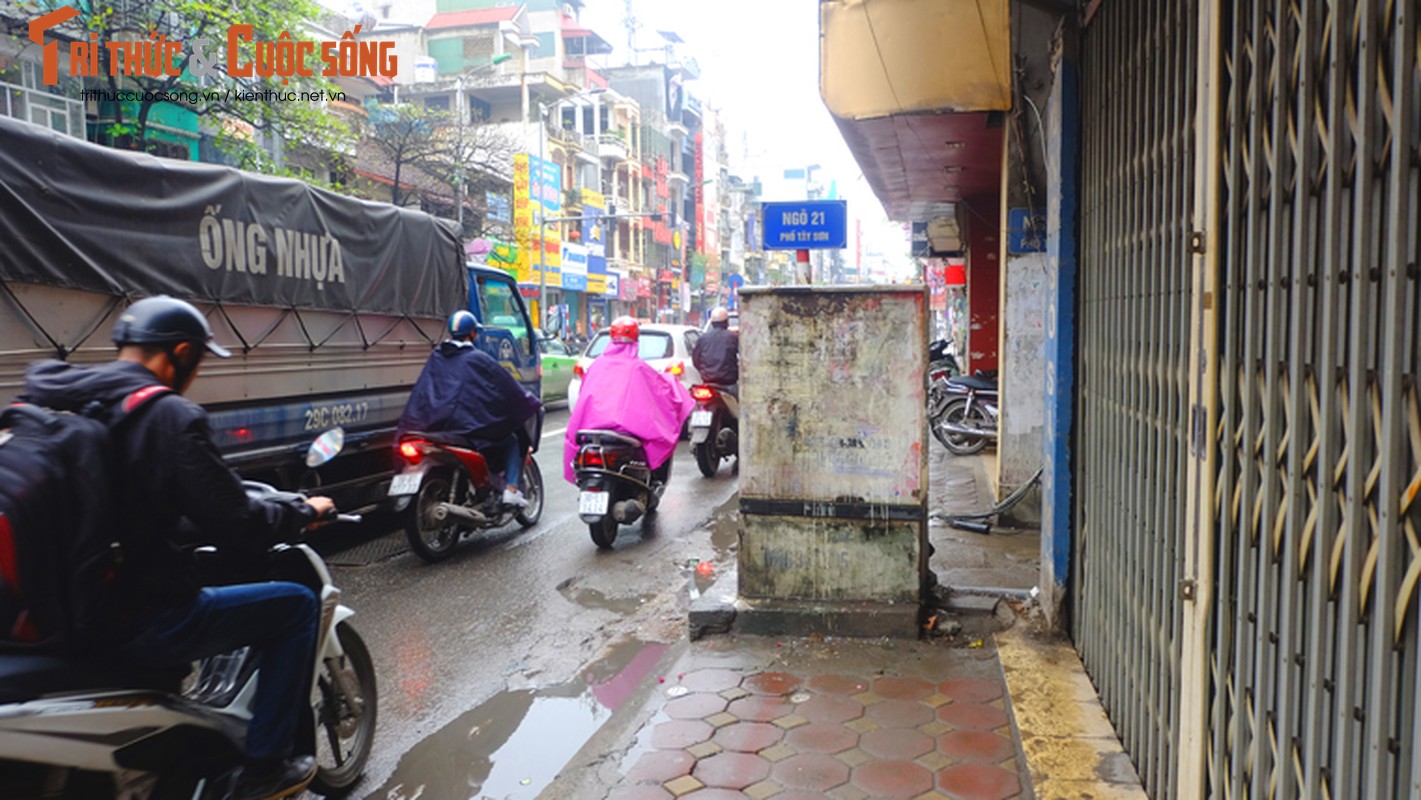 Nguoi di bo lien tuc ne “bom dien” day dac tren via he Ha Noi-Hinh-8