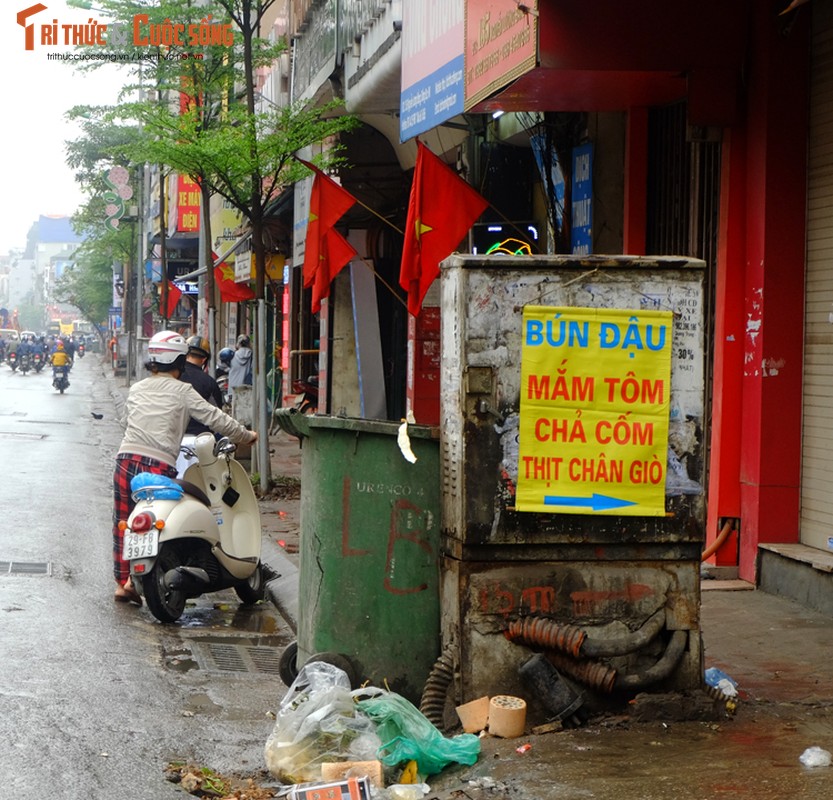 Nguoi di bo lien tuc ne “bom dien” day dac tren via he Ha Noi-Hinh-9