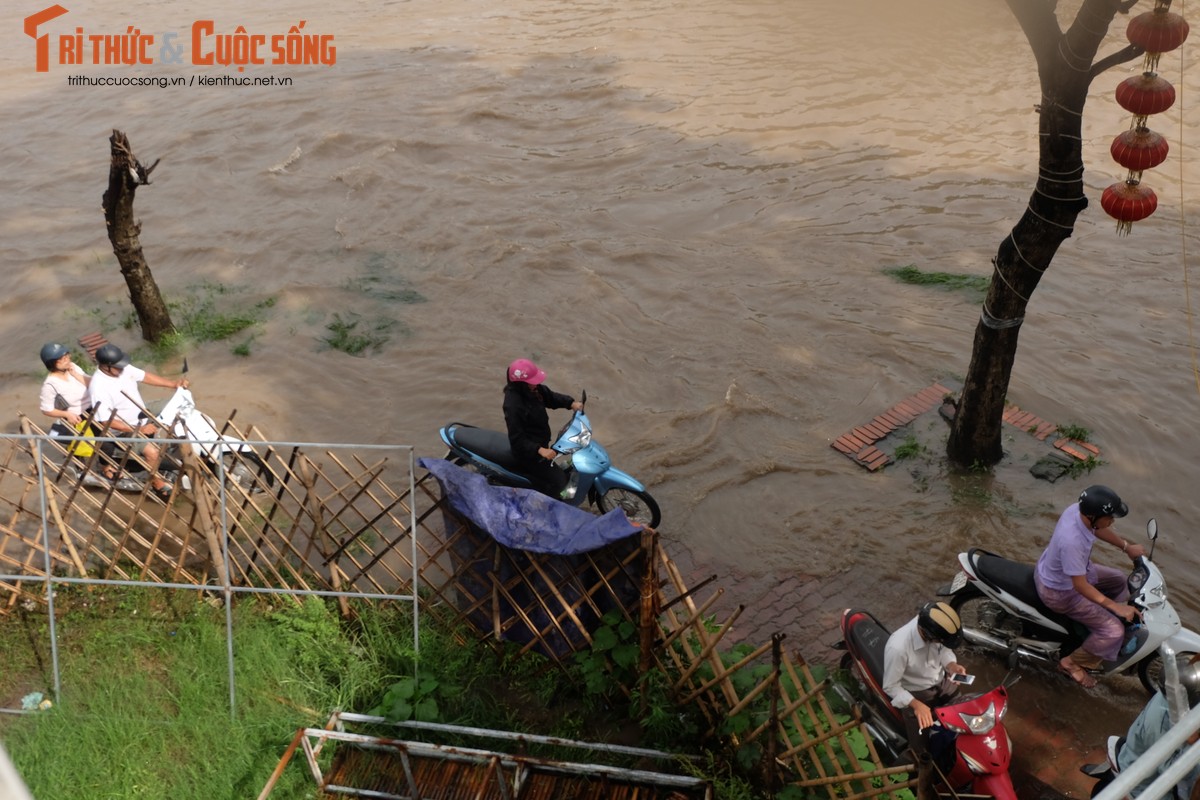 Anh: Duong Ha Noi bien thanh song, nguoi dan vat va tim loi thoat-Hinh-14