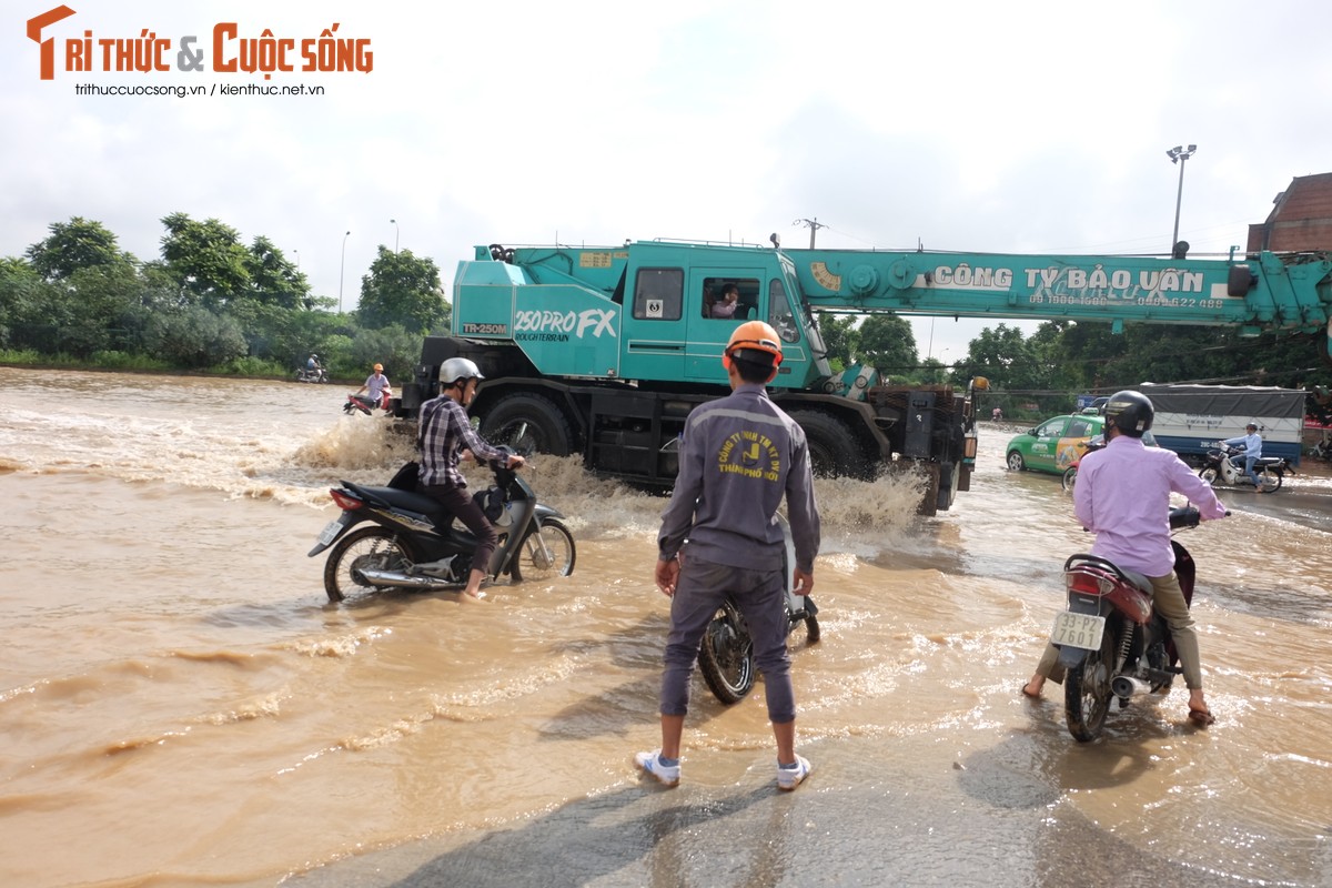 Anh: Duong Ha Noi bien thanh song, nguoi dan vat va tim loi thoat-Hinh-21