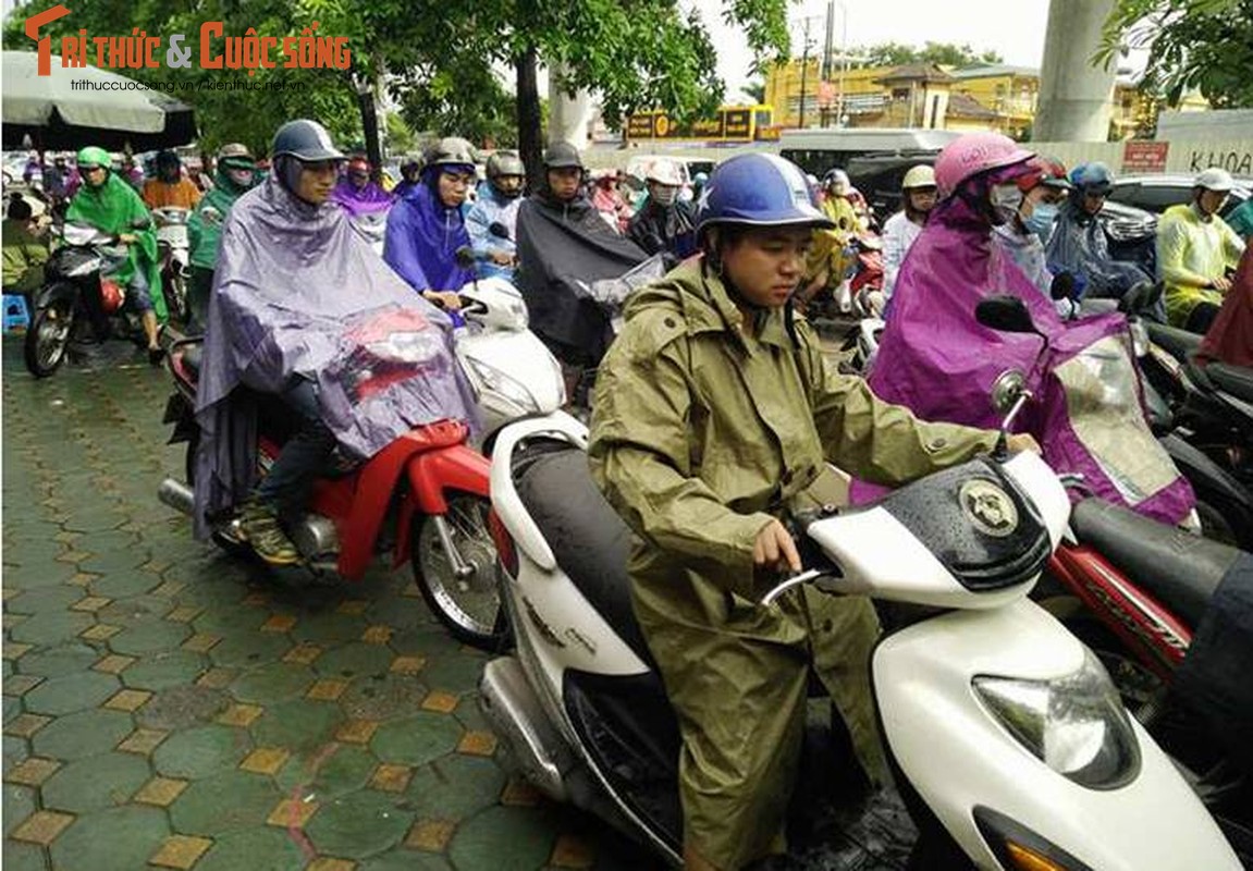 Anh: Duong Ha Noi bien thanh song, nguoi dan vat va tim loi thoat-Hinh-25