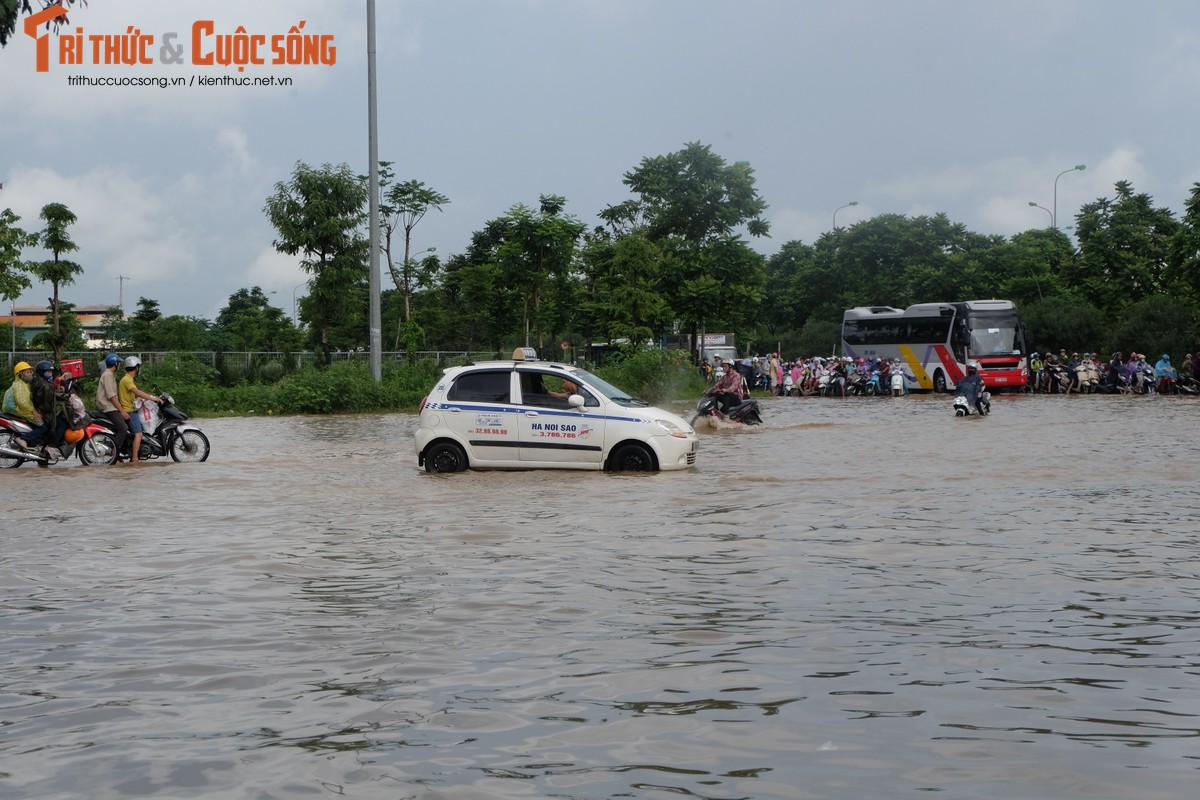 Anh: Duong Ha Noi bien thanh song, nguoi dan vat va tim loi thoat-Hinh-8