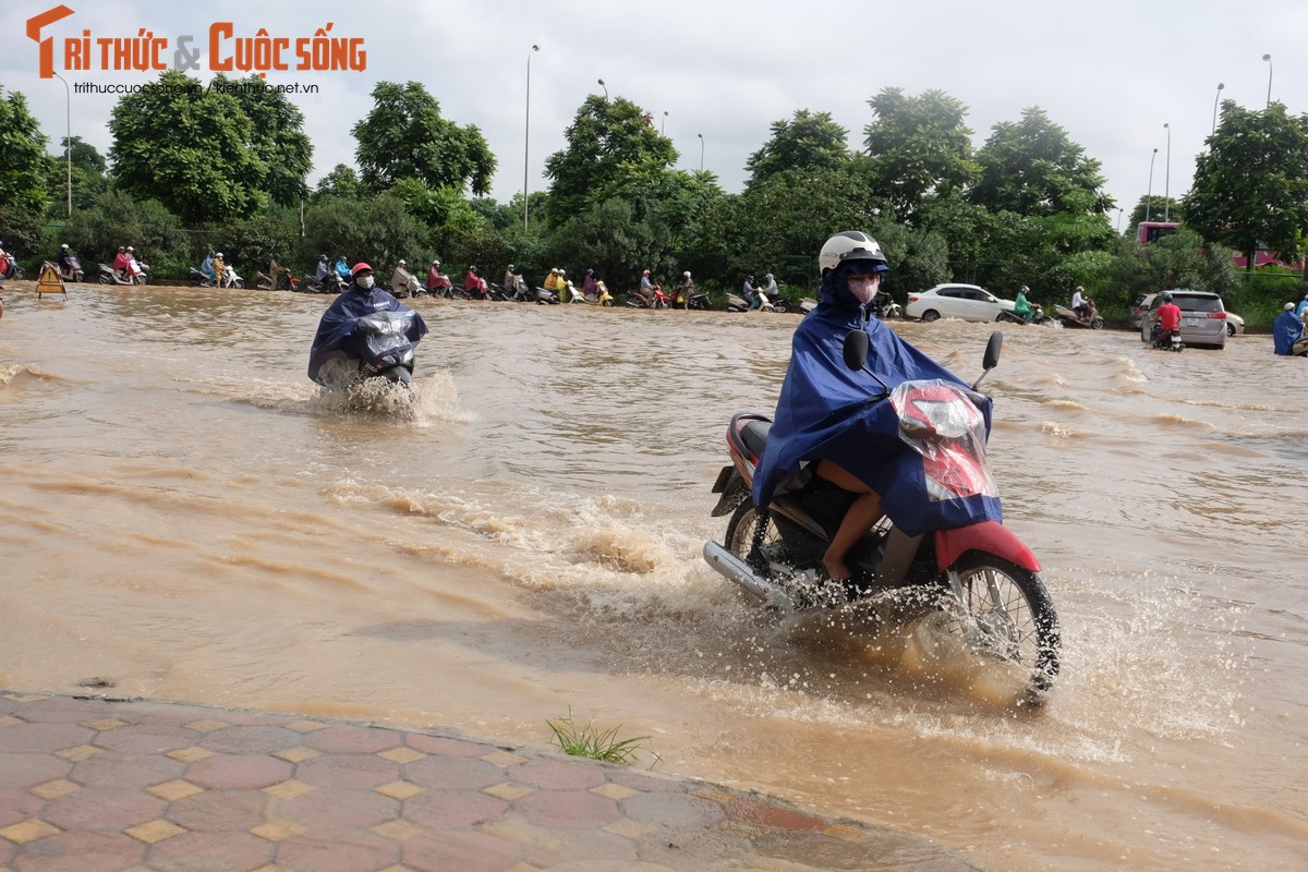 Anh: Duong Ha Noi bien thanh song, nguoi dan vat va tim loi thoat