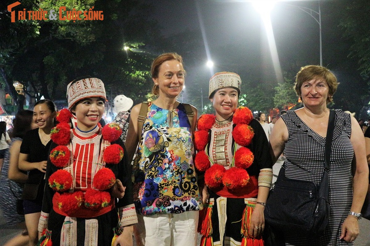 Co dau nguoi Dao xinh hut hon tren pho di bo Ho Guom-Hinh-13