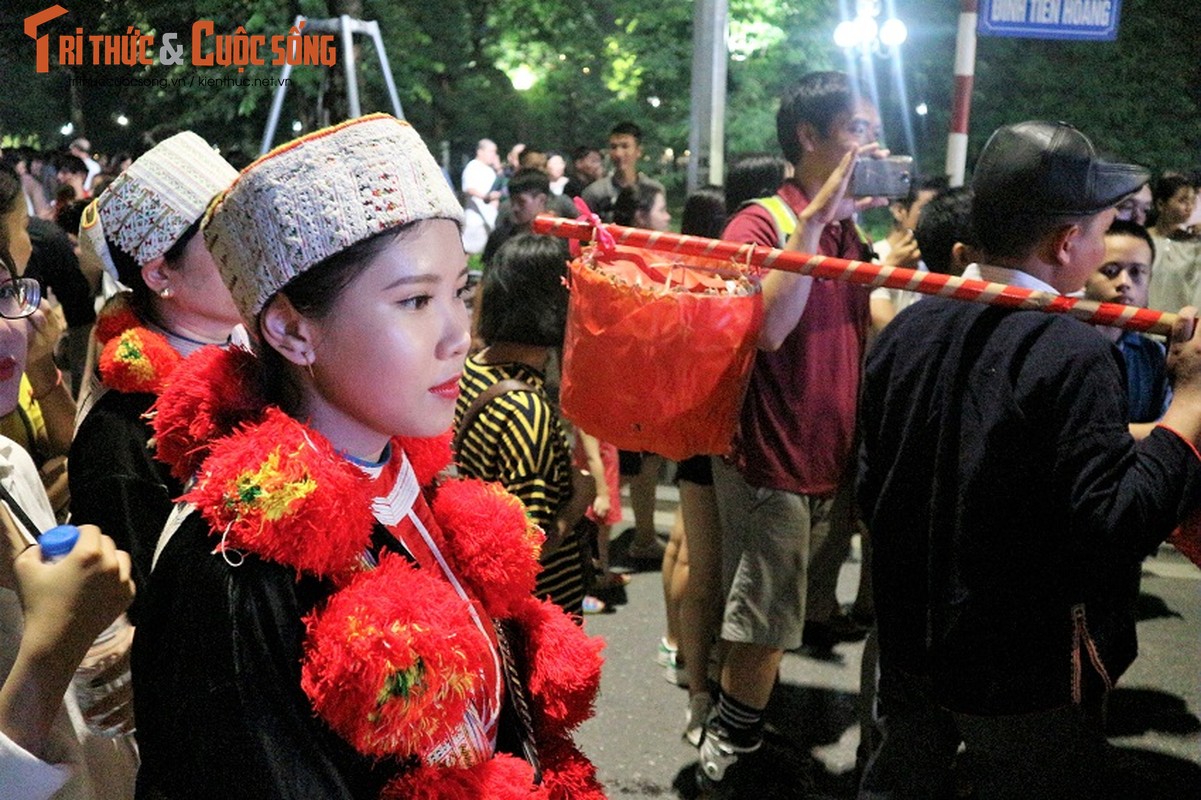 Co dau nguoi Dao xinh hut hon tren pho di bo Ho Guom-Hinh-9