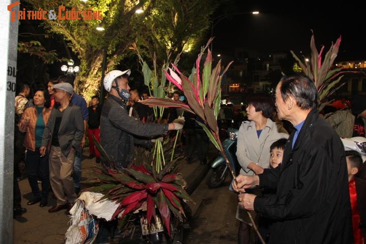 Anh: Nguoi dan Ha Noi do ra duong don giao thua Tet Dinh Dau-Hinh-10