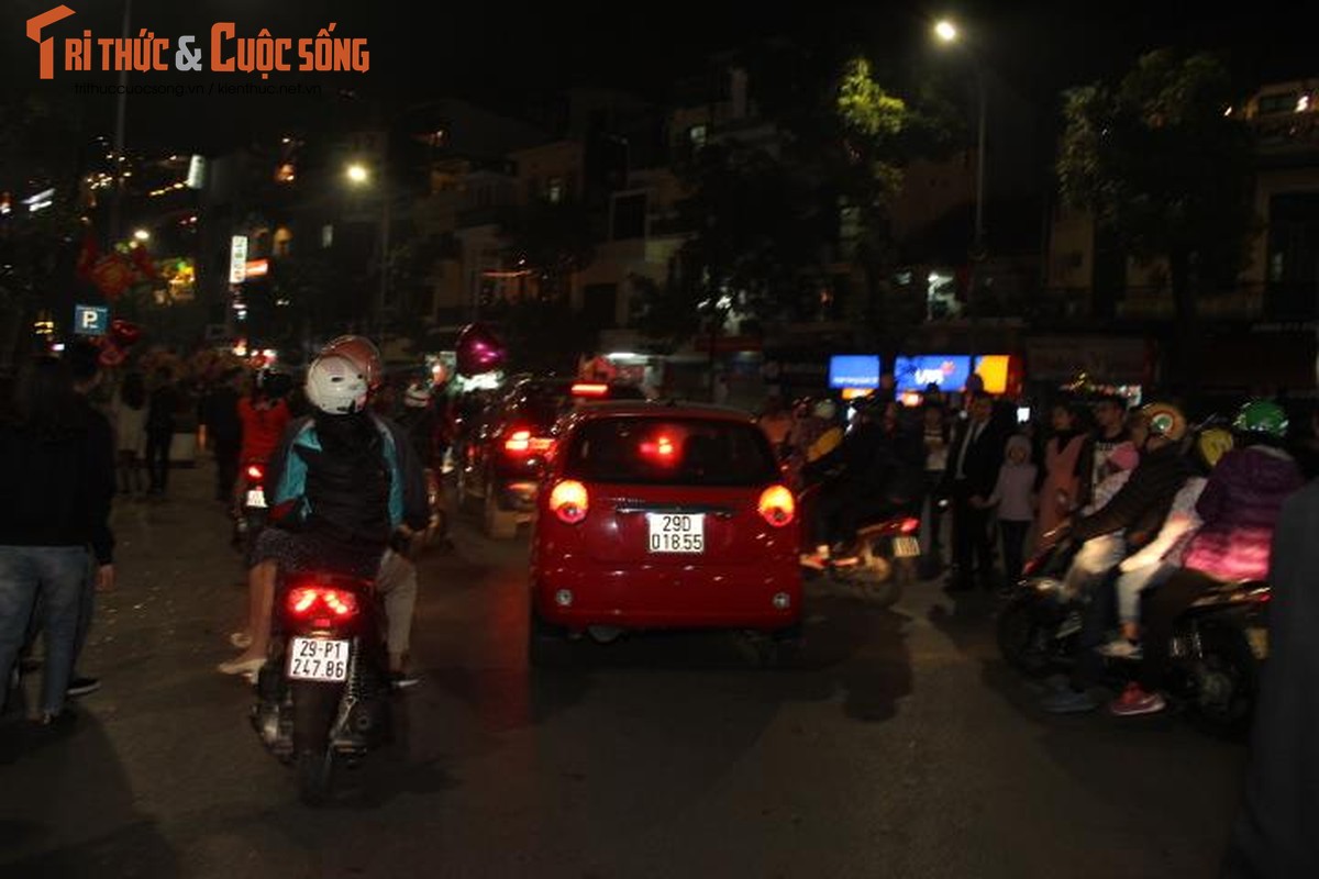 Anh: Nguoi dan Ha Noi do ra duong don giao thua Tet Dinh Dau-Hinh-9