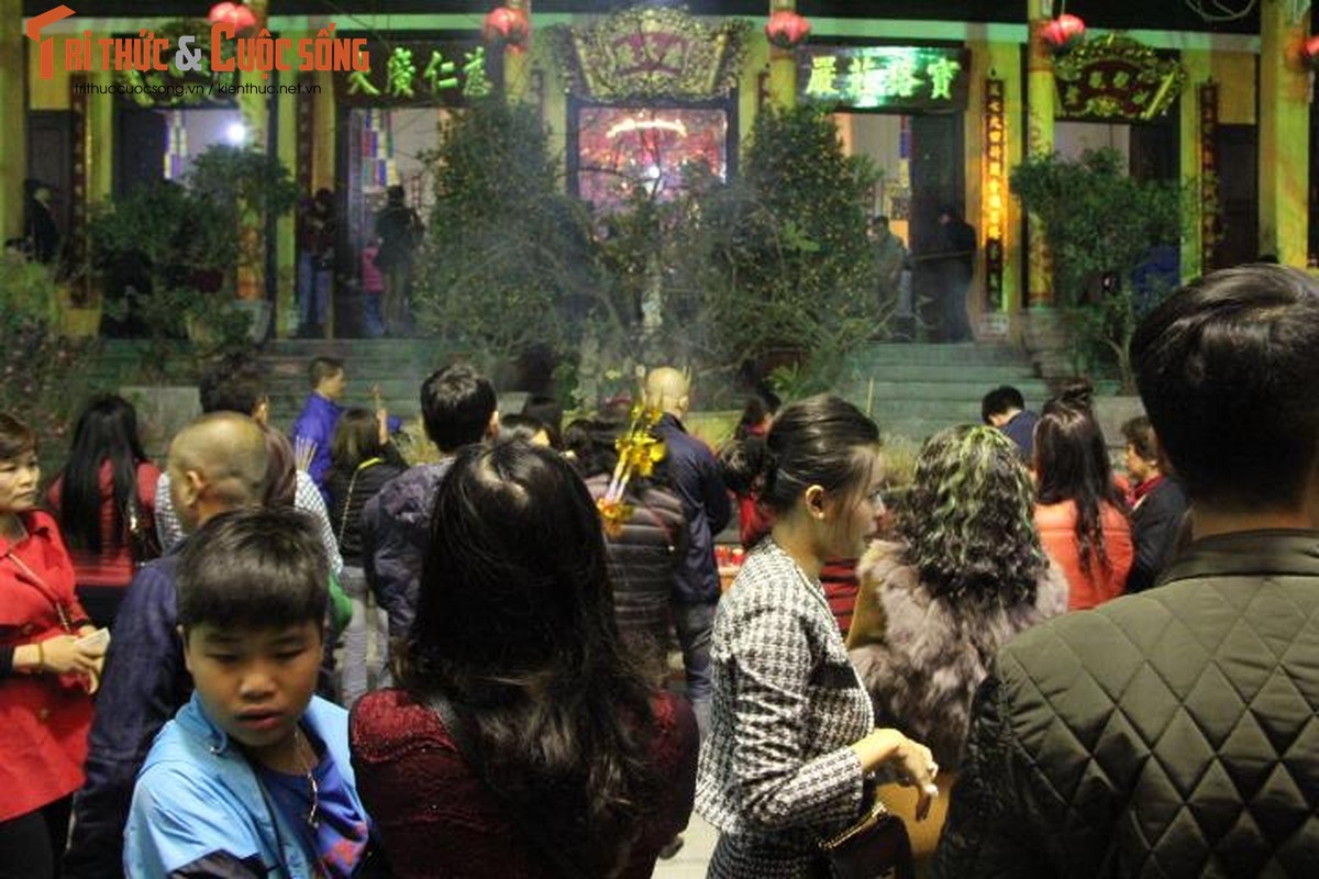 Nguoi dan Ha Noi di chua cau may sau giao thua Tet Dinh Dau-Hinh-8