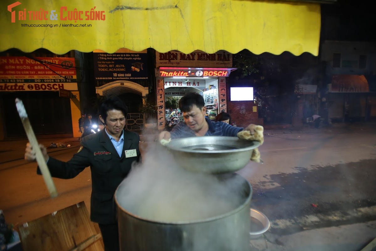 Chung tay goi banh chung Tet, nguoi Ha Noi xich gan nhau hon-Hinh-4