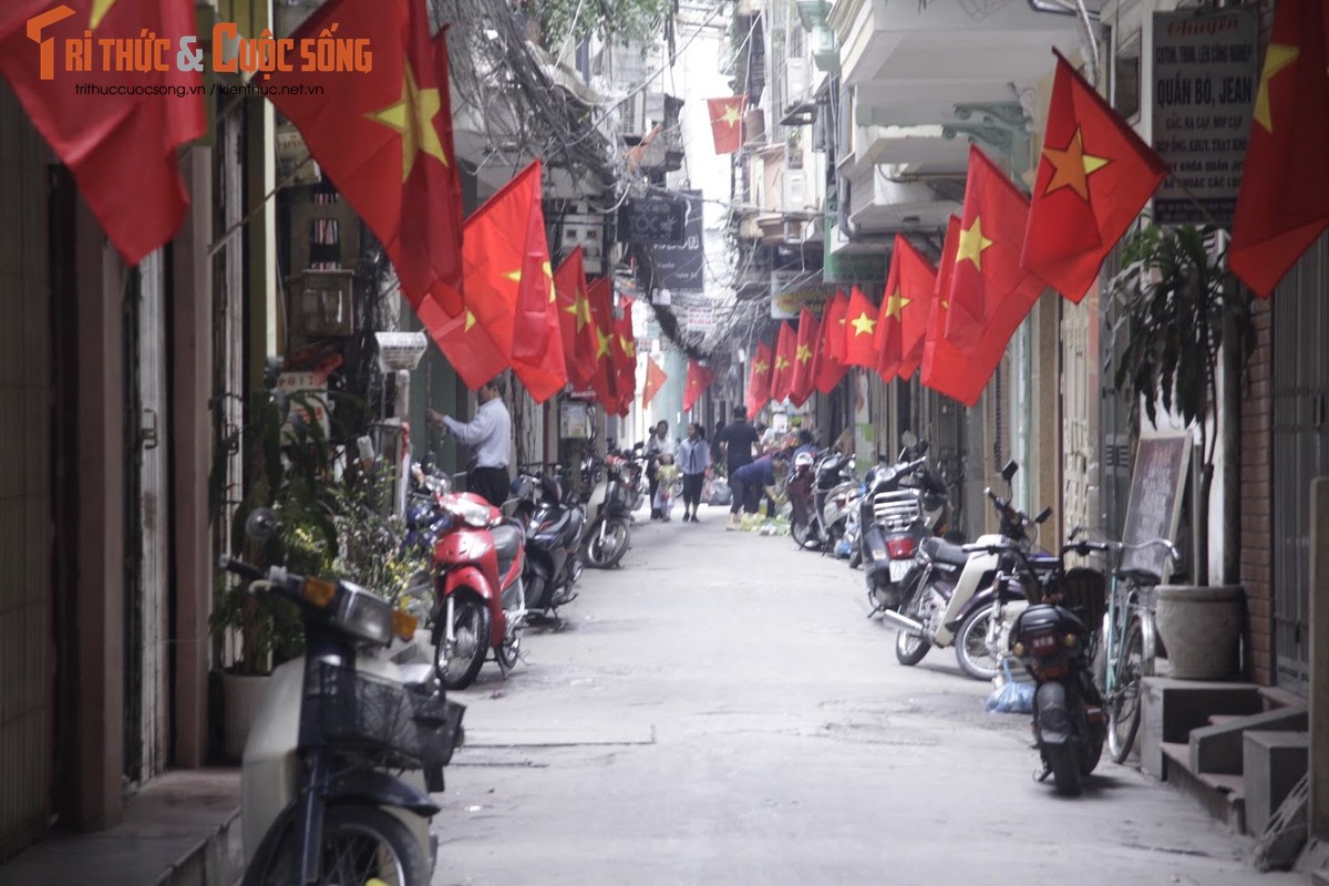 Chieu 30 Tet, ngam pho phuong Ha Noi binh yen den la