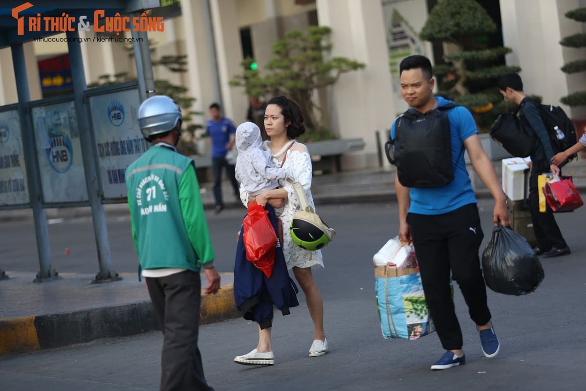 Anh: Nguoi dan “tay xach, nach mang” tro lai Ha Noi sau dot nghi Tet-Hinh-2