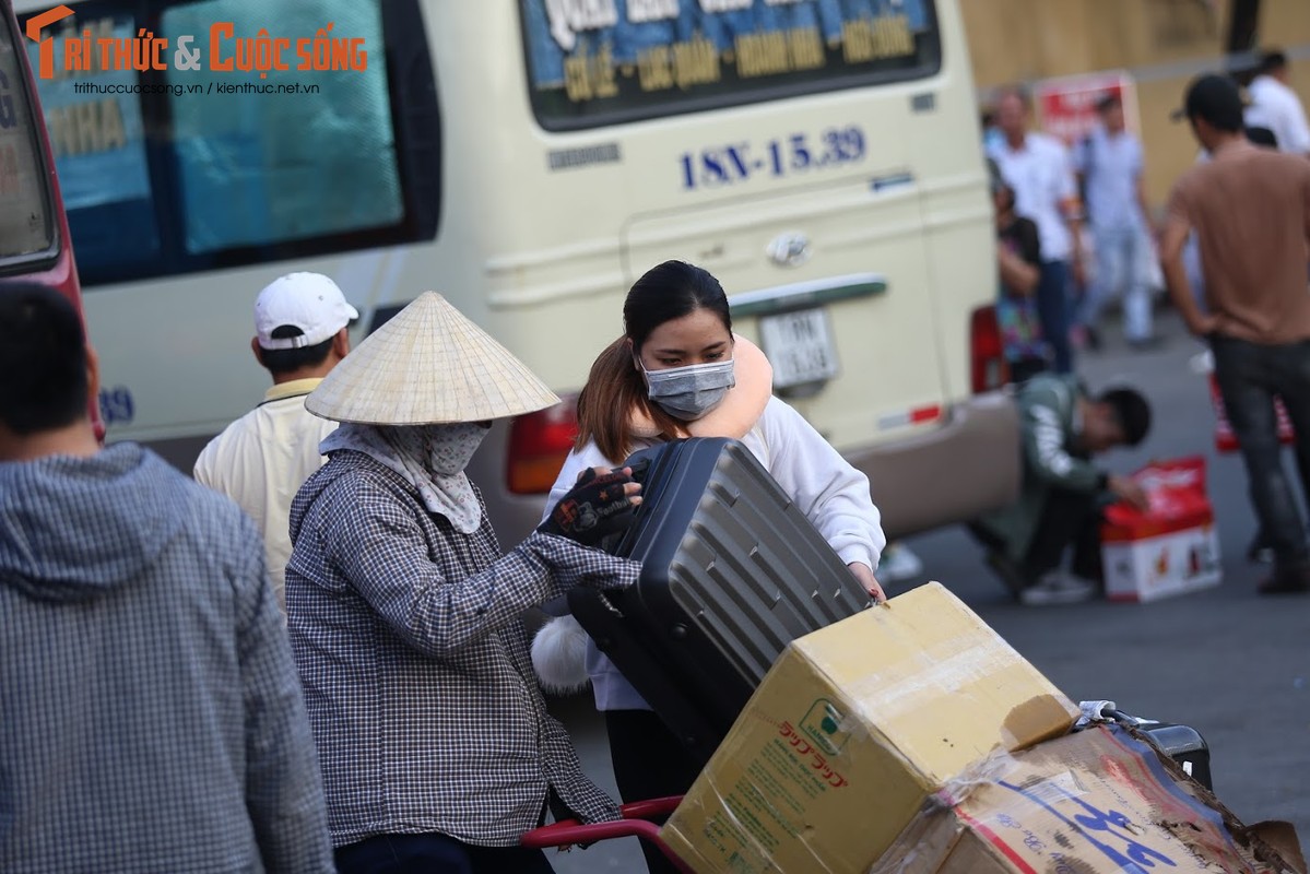 Anh: Nguoi dan “tay xach, nach mang” tro lai Ha Noi sau dot nghi Tet-Hinh-4