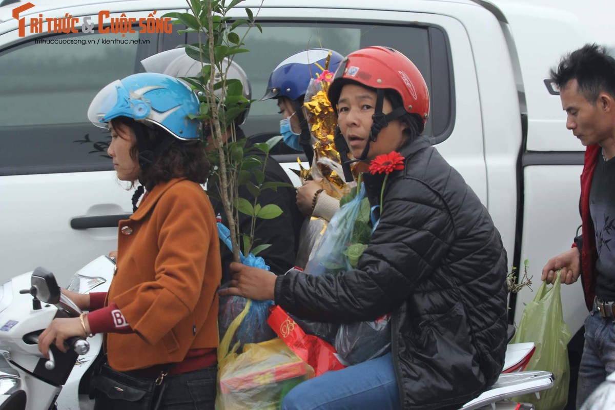 Anh: Cho Vieng that thu giua bien nguoi chen nhau mua do-Hinh-10