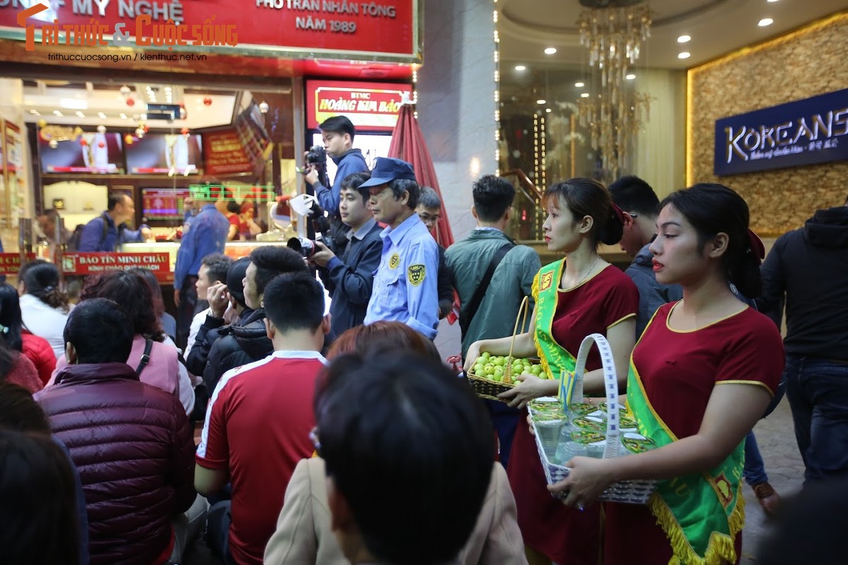 Nguoi Ha Noi xep hang tu to mo sang cho mua vang Via Than Tai-Hinh-10