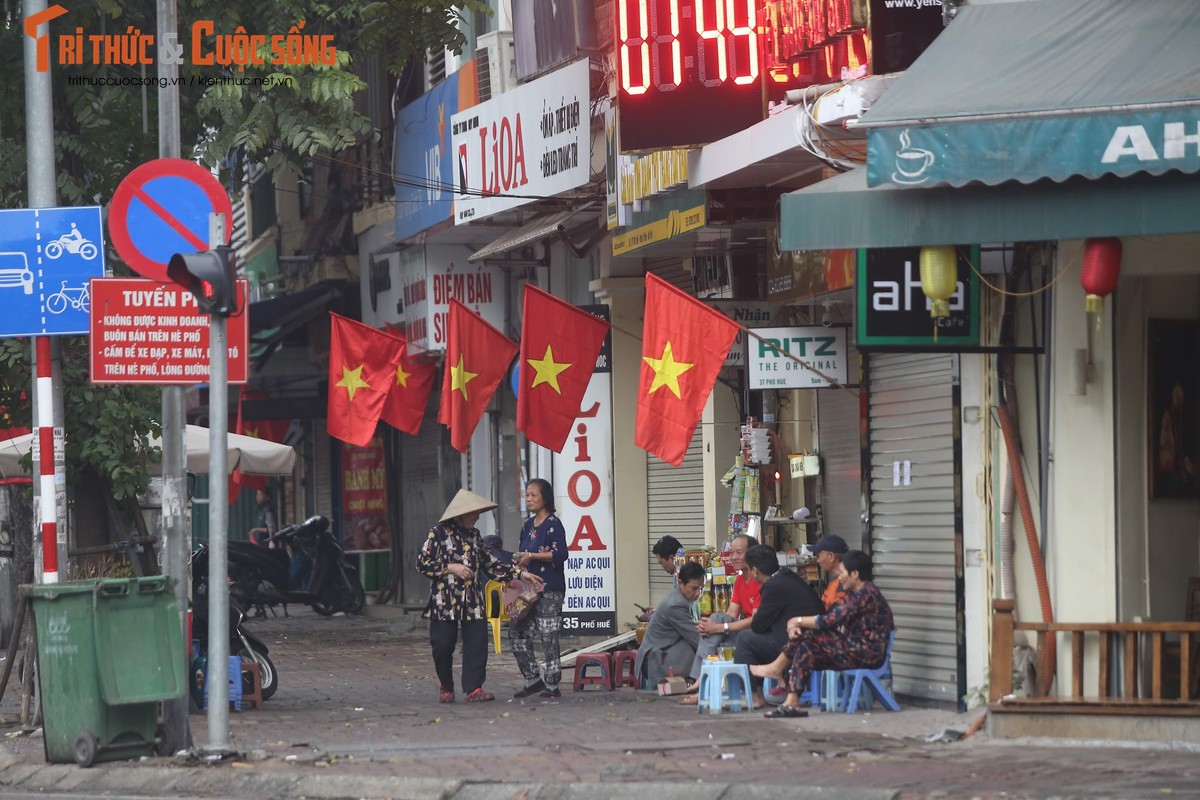 Chieu 30 Tet, Ha Noi vang lang den la thuong khien long nguoi xao xuyen-Hinh-12