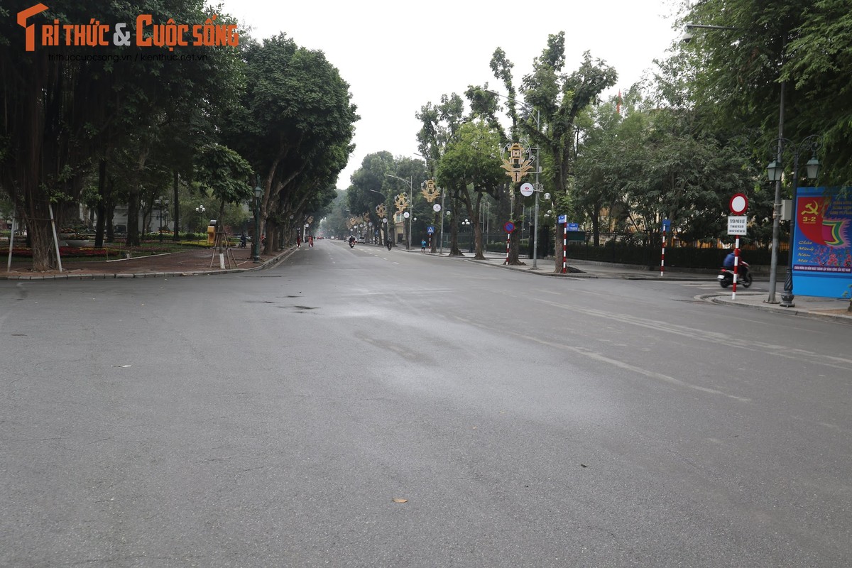 Chieu 30 Tet, Ha Noi vang lang den la thuong khien long nguoi xao xuyen-Hinh-6