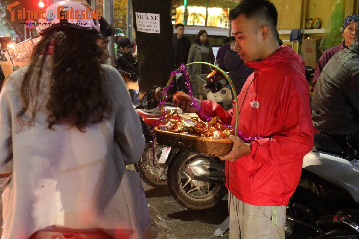 Nguoi dan Ha Noi no nuc di chua cau an sau giao thua-Hinh-12