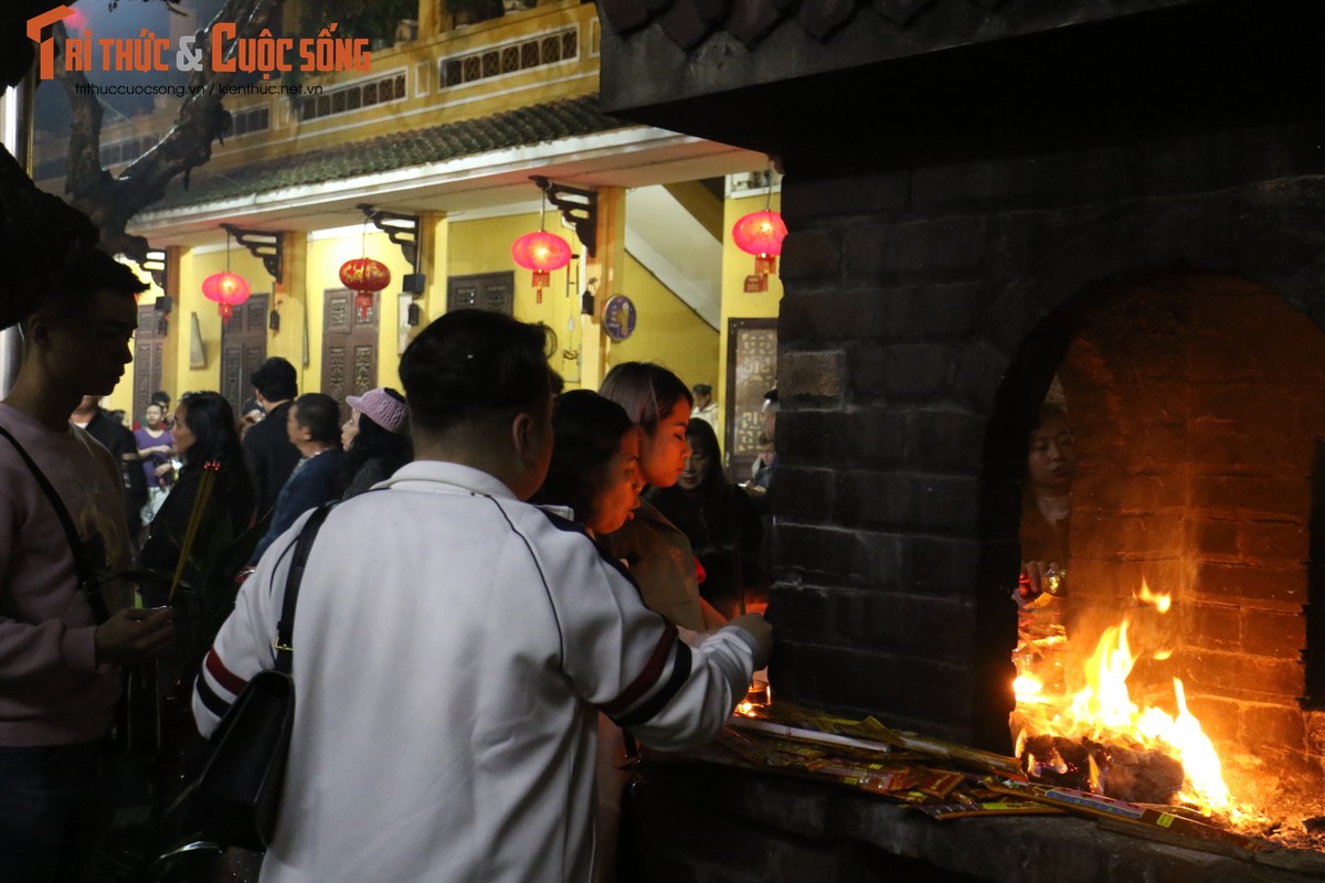 Nguoi dan Ha Noi no nuc di chua cau an sau giao thua-Hinh-7