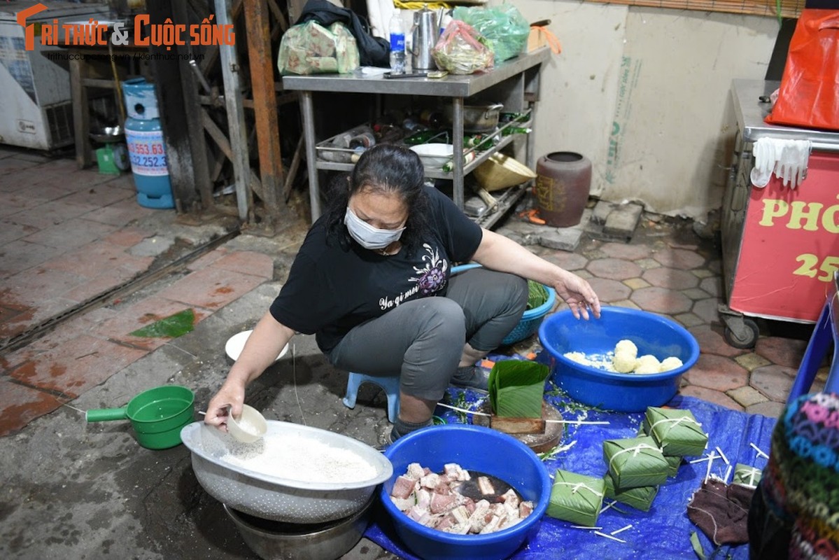 Nguoi Ha Noi “do lua” tren via he voi noi banh chung don Tet-Hinh-2