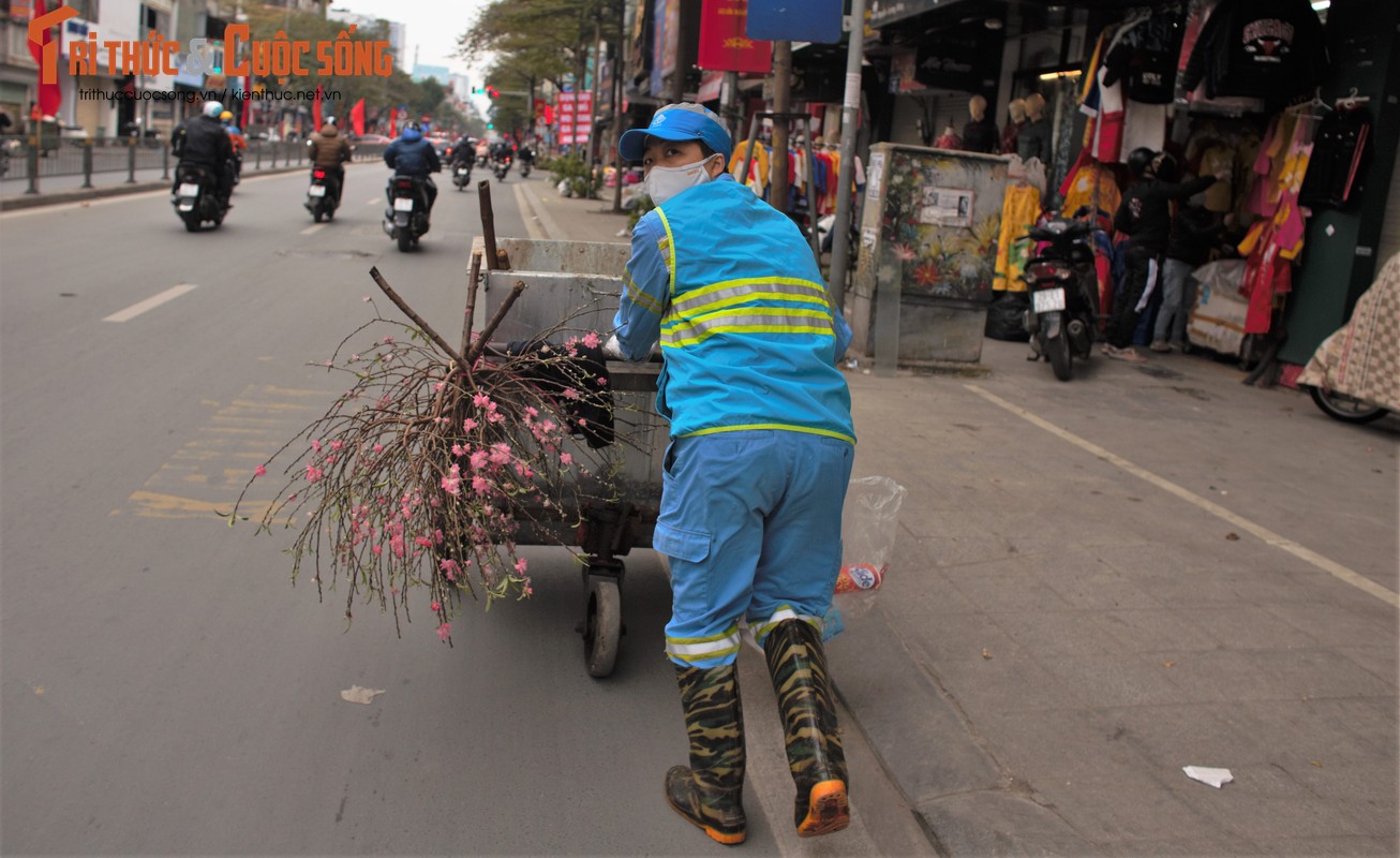 Ha Noi: Rac ngap mat, cong nhan “ngong” cau lay xe di lam-Hinh-10