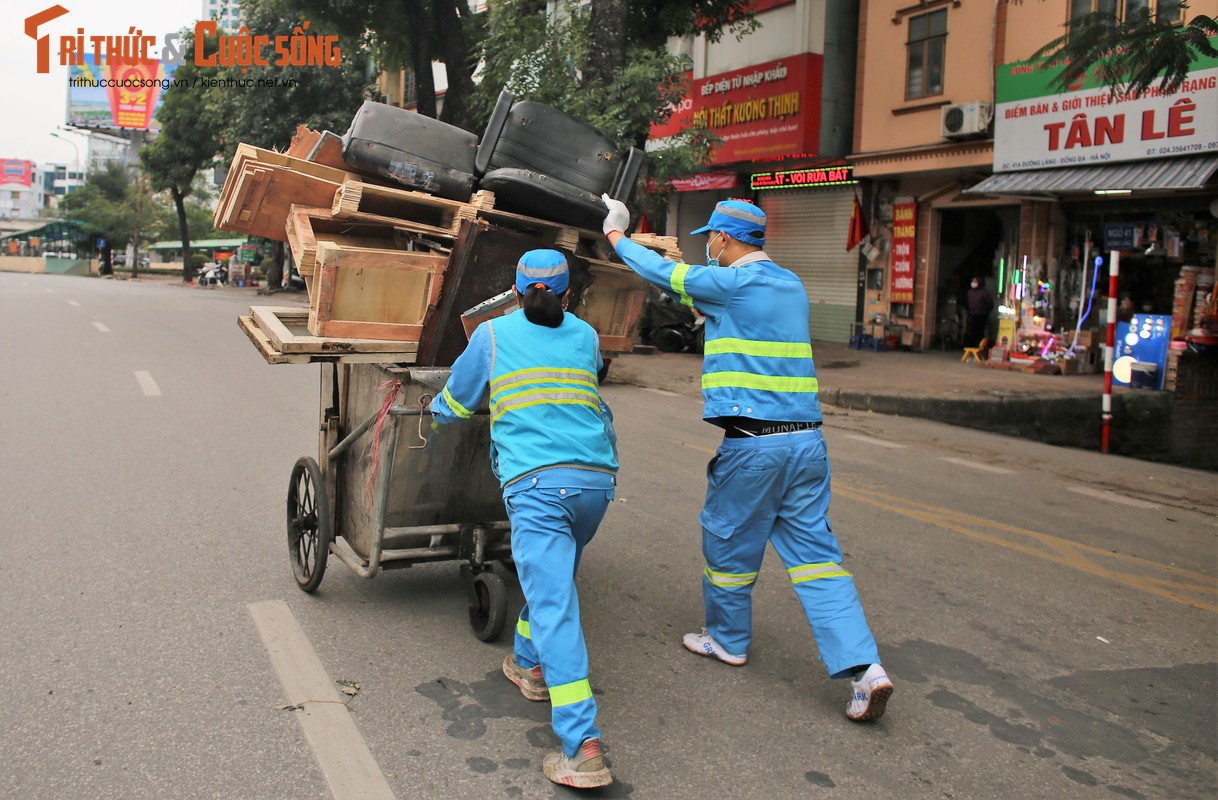 Ha Noi: Rac ngap mat, cong nhan “ngong” cau lay xe di lam-Hinh-11