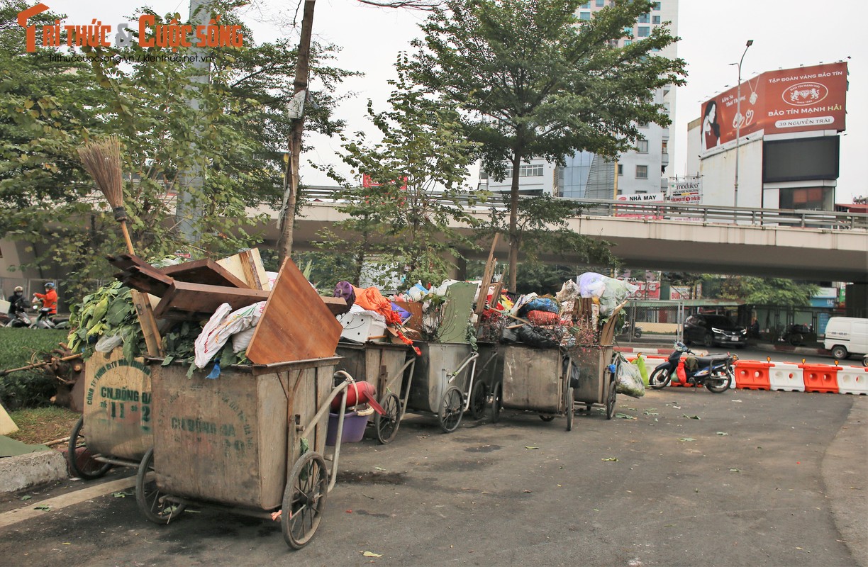 Ha Noi: Rac ngap mat, cong nhan “ngong” cau lay xe di lam-Hinh-12