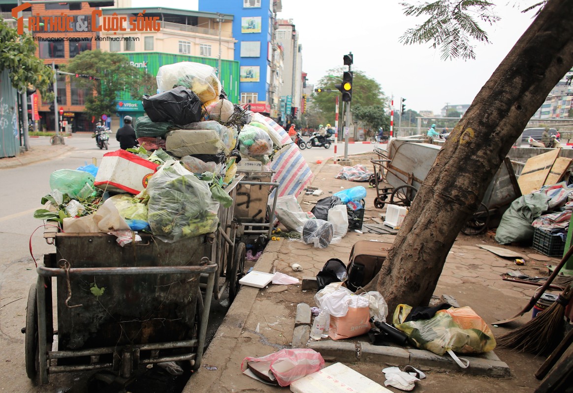 Ha Noi: Rac ngap mat, cong nhan “ngong” cau lay xe di lam-Hinh-3