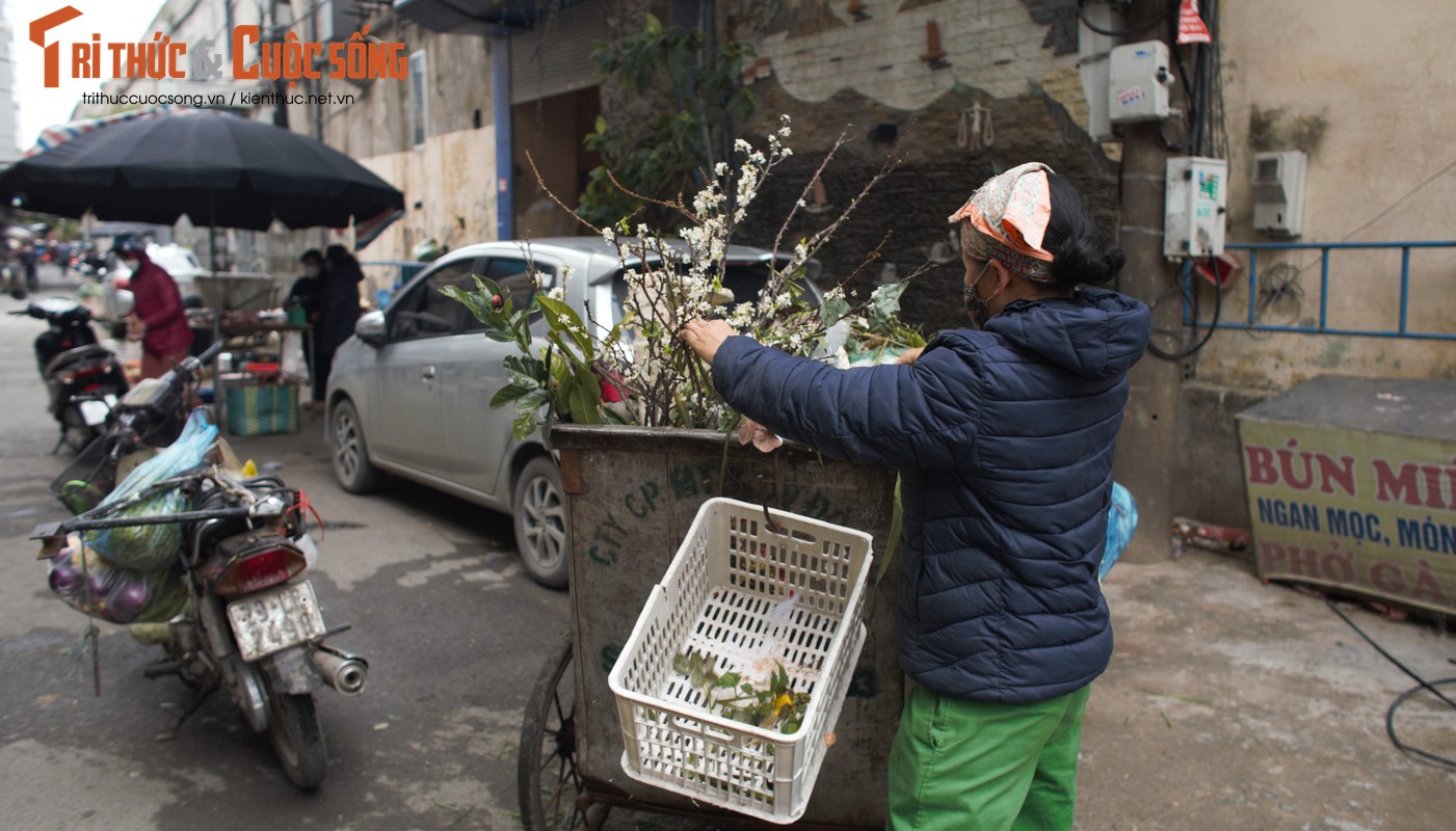 Ha Noi: Rac ngap mat, cong nhan “ngong” cau lay xe di lam-Hinh-4